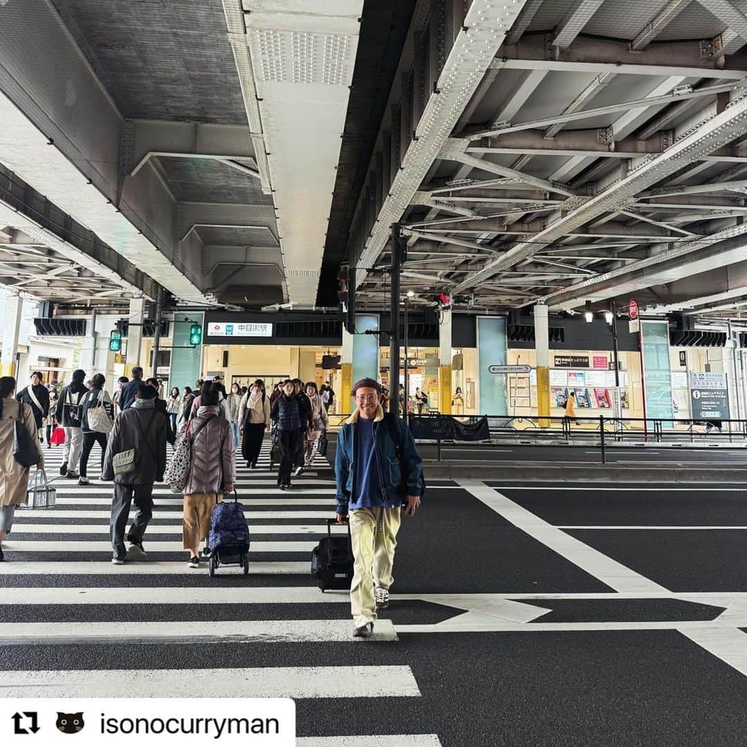 ハシモトタカヒロのインスタグラム：「なんだかカレーパンマンに似てきたかな？ #Repost @isonocurryman with @use.repost ・・・ 普段あまりキンチョーしない質ですが、この方はいつもビシッと助言いただく大人の先輩です。 @8cid  @masala.currytokyo」