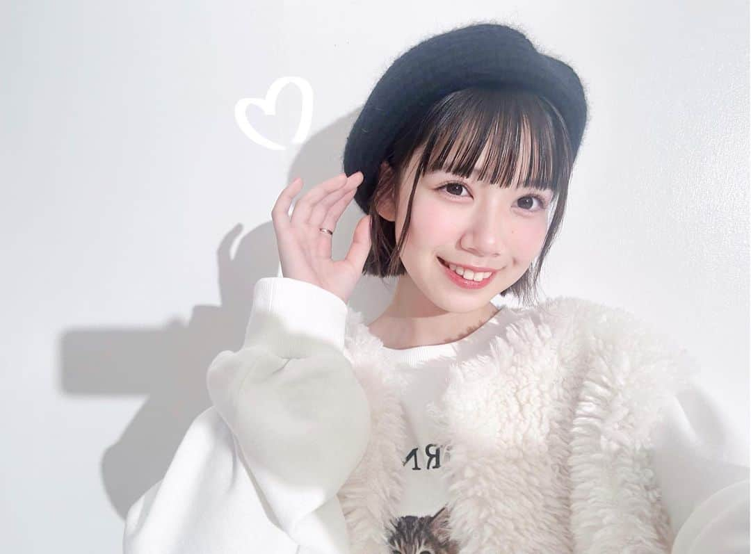 伊藤沙音のインスタグラム：「🧁🐰  ニコラ12月号 新おしゃモの冬トレンド のオフショPart2😽  おしゃモみんなで並んでるカットのコーデだよ~♡  猫ちゃんのトレーナーがお気に入り！ 誌面で全身見てね🫶🏻   #伊藤沙音 #nicola #ニコモ #ニコラ12月号発売中  #シャノンガーリー #あわあま小悪魔」