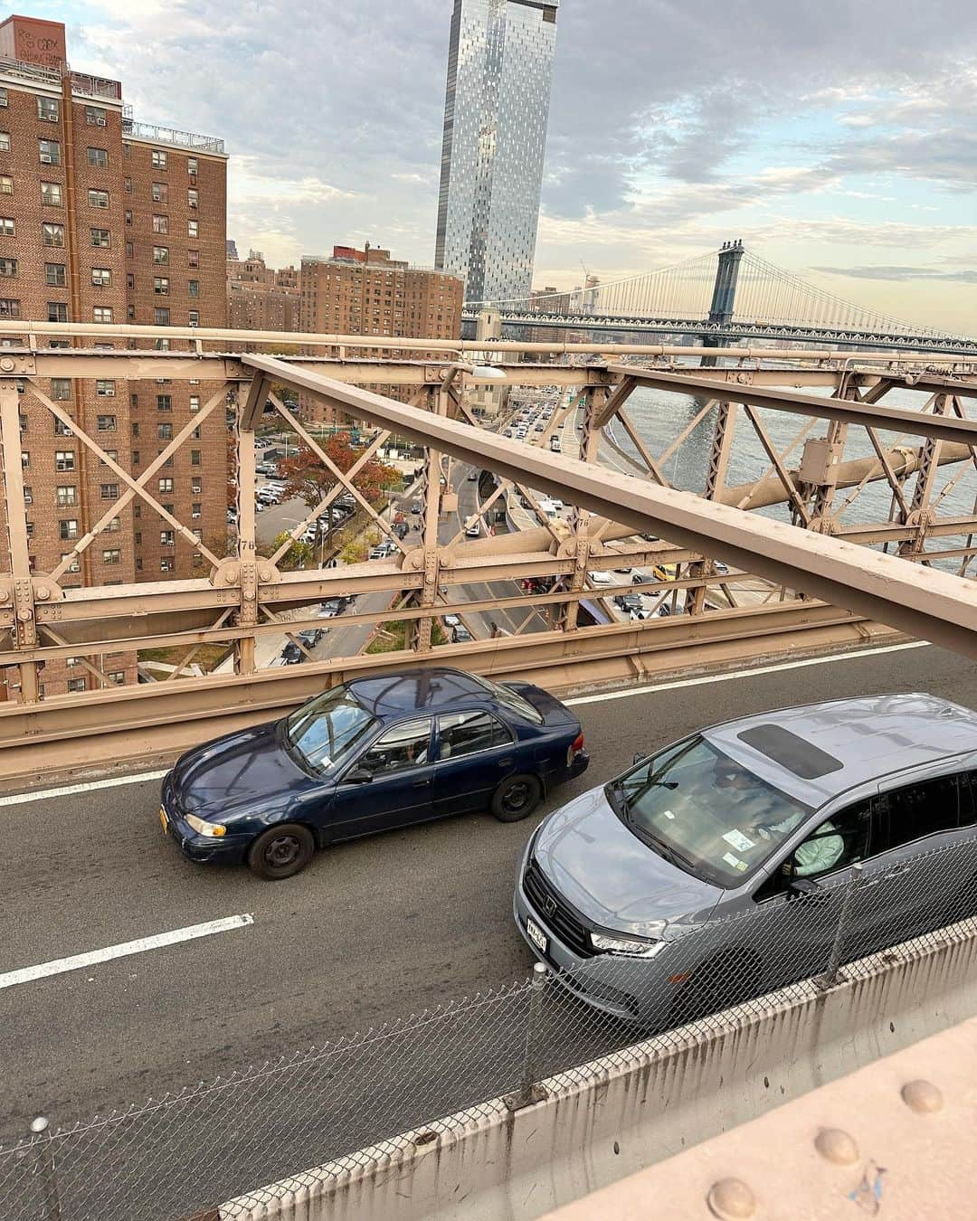 青木美緒さんのインスタグラム写真 - (青木美緒Instagram)「Brooklyn Bridge🗽🌉🌉 ドラマとかで観ていて、本当に来てみたかった場所だったから、テンション上がってセルフィーした🤳🫶笑 撮影最終日で疲労もピークだったけど、橋の上で見た空がめちゃくちゃ綺麗で癒された💭💭🥹  . 最後の写真は橋の出店？みたいなとこに売っていたピカチュウ？みたいな帽子🌟笑 #newyork #nyc #brooklyn #brooklynbridge #ニューヨーク  #nugu_ny」11月15日 19時15分 - m_ooo