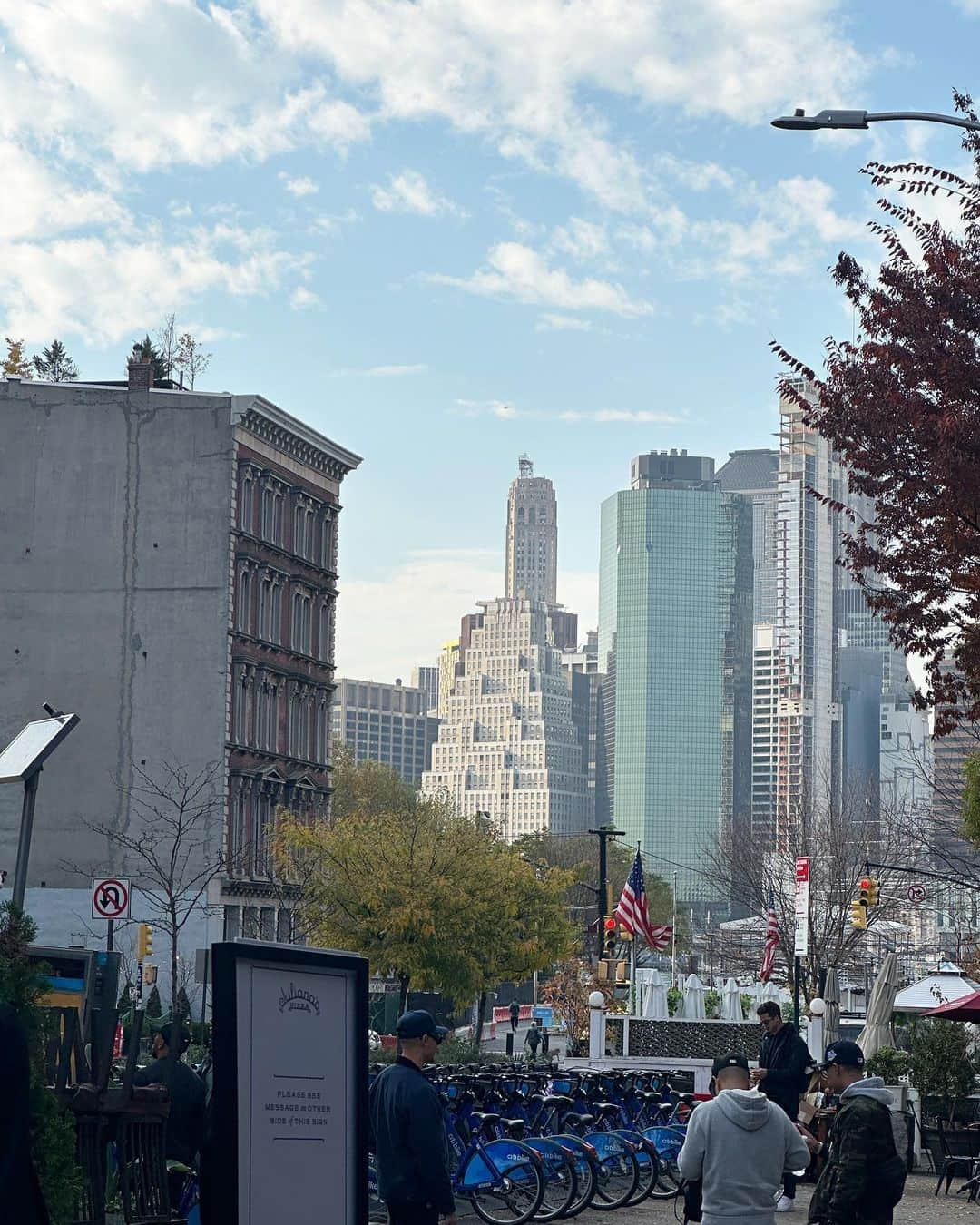 青木美緒さんのインスタグラム写真 - (青木美緒Instagram)「Brooklyn Bridge🗽🌉🌉 ドラマとかで観ていて、本当に来てみたかった場所だったから、テンション上がってセルフィーした🤳🫶笑 撮影最終日で疲労もピークだったけど、橋の上で見た空がめちゃくちゃ綺麗で癒された💭💭🥹  . 最後の写真は橋の出店？みたいなとこに売っていたピカチュウ？みたいな帽子🌟笑 #newyork #nyc #brooklyn #brooklynbridge #ニューヨーク  #nugu_ny」11月15日 19時15分 - m_ooo