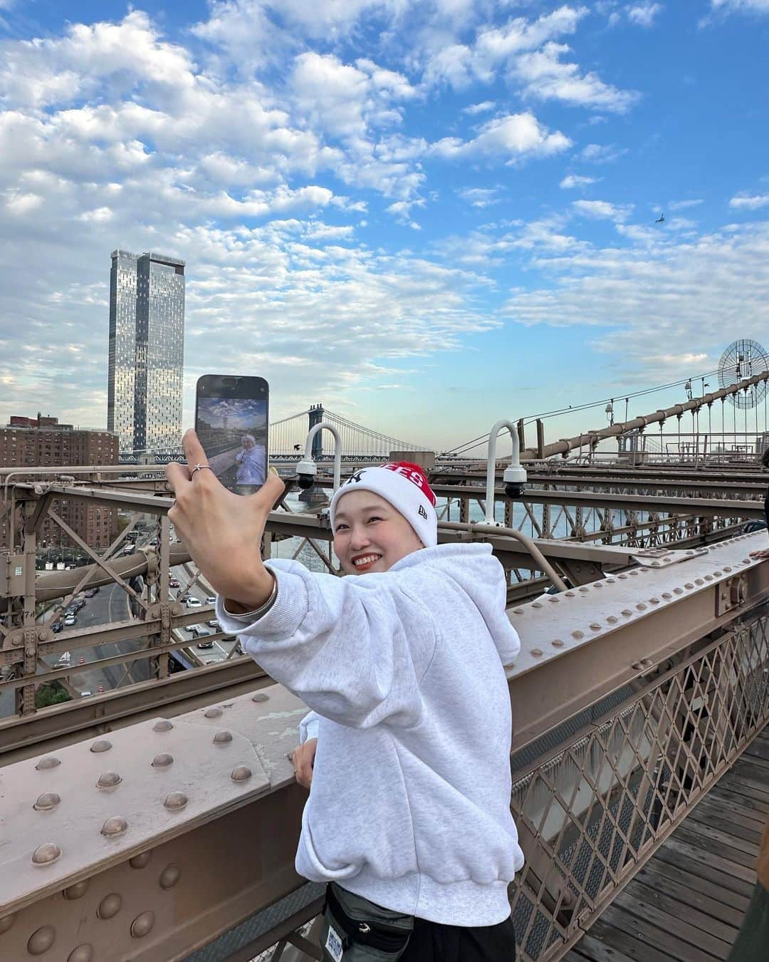 青木美緒さんのインスタグラム写真 - (青木美緒Instagram)「Brooklyn Bridge🗽🌉🌉 ドラマとかで観ていて、本当に来てみたかった場所だったから、テンション上がってセルフィーした🤳🫶笑 撮影最終日で疲労もピークだったけど、橋の上で見た空がめちゃくちゃ綺麗で癒された💭💭🥹  . 最後の写真は橋の出店？みたいなとこに売っていたピカチュウ？みたいな帽子🌟笑 #newyork #nyc #brooklyn #brooklynbridge #ニューヨーク  #nugu_ny」11月15日 19時15分 - m_ooo