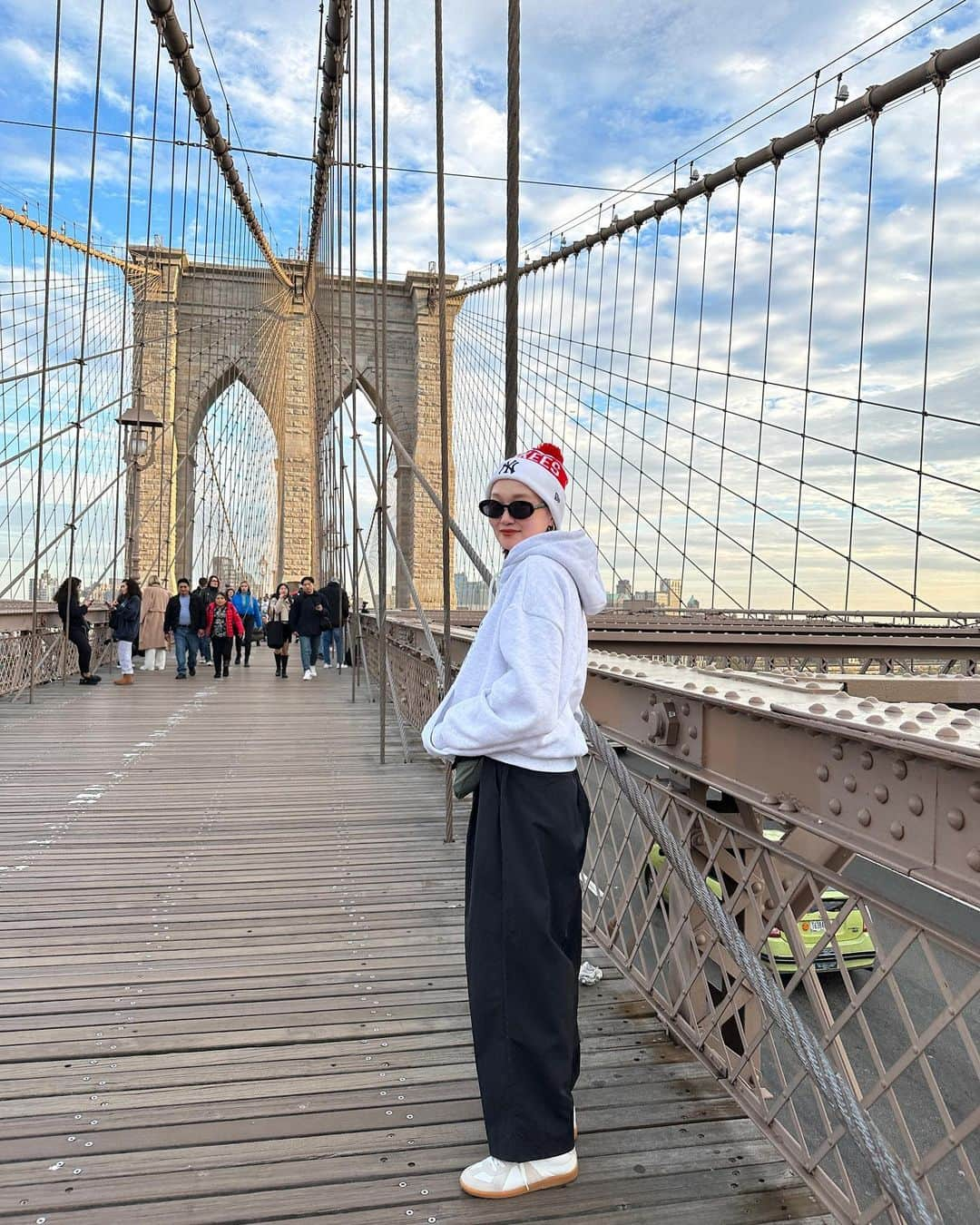 青木美緒さんのインスタグラム写真 - (青木美緒Instagram)「Brooklyn Bridge🗽🌉🌉 ドラマとかで観ていて、本当に来てみたかった場所だったから、テンション上がってセルフィーした🤳🫶笑 撮影最終日で疲労もピークだったけど、橋の上で見た空がめちゃくちゃ綺麗で癒された💭💭🥹  . 最後の写真は橋の出店？みたいなとこに売っていたピカチュウ？みたいな帽子🌟笑 #newyork #nyc #brooklyn #brooklynbridge #ニューヨーク  #nugu_ny」11月15日 19時15分 - m_ooo