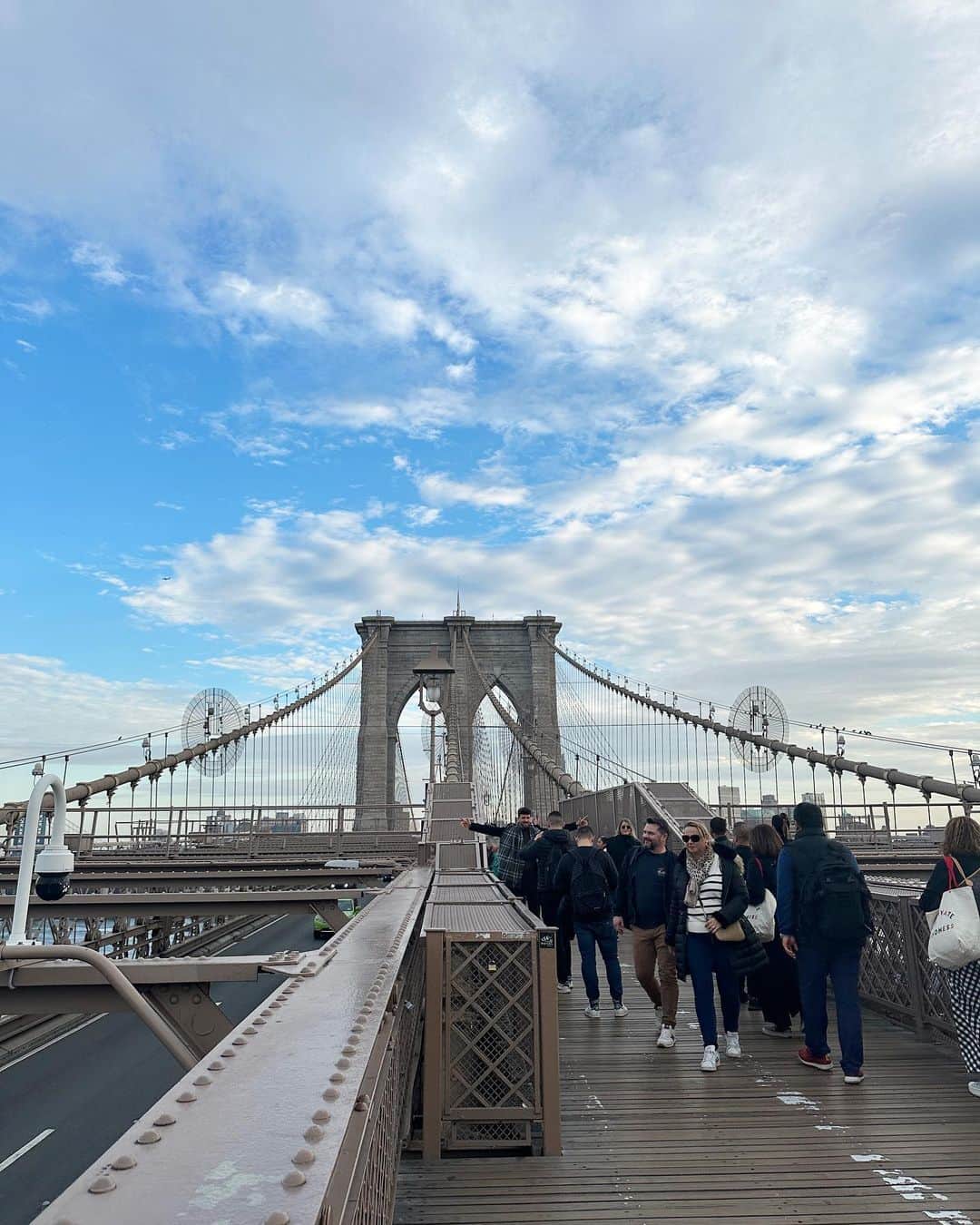 青木美緒さんのインスタグラム写真 - (青木美緒Instagram)「Brooklyn Bridge🗽🌉🌉 ドラマとかで観ていて、本当に来てみたかった場所だったから、テンション上がってセルフィーした🤳🫶笑 撮影最終日で疲労もピークだったけど、橋の上で見た空がめちゃくちゃ綺麗で癒された💭💭🥹  . 最後の写真は橋の出店？みたいなとこに売っていたピカチュウ？みたいな帽子🌟笑 #newyork #nyc #brooklyn #brooklynbridge #ニューヨーク  #nugu_ny」11月15日 19時15分 - m_ooo