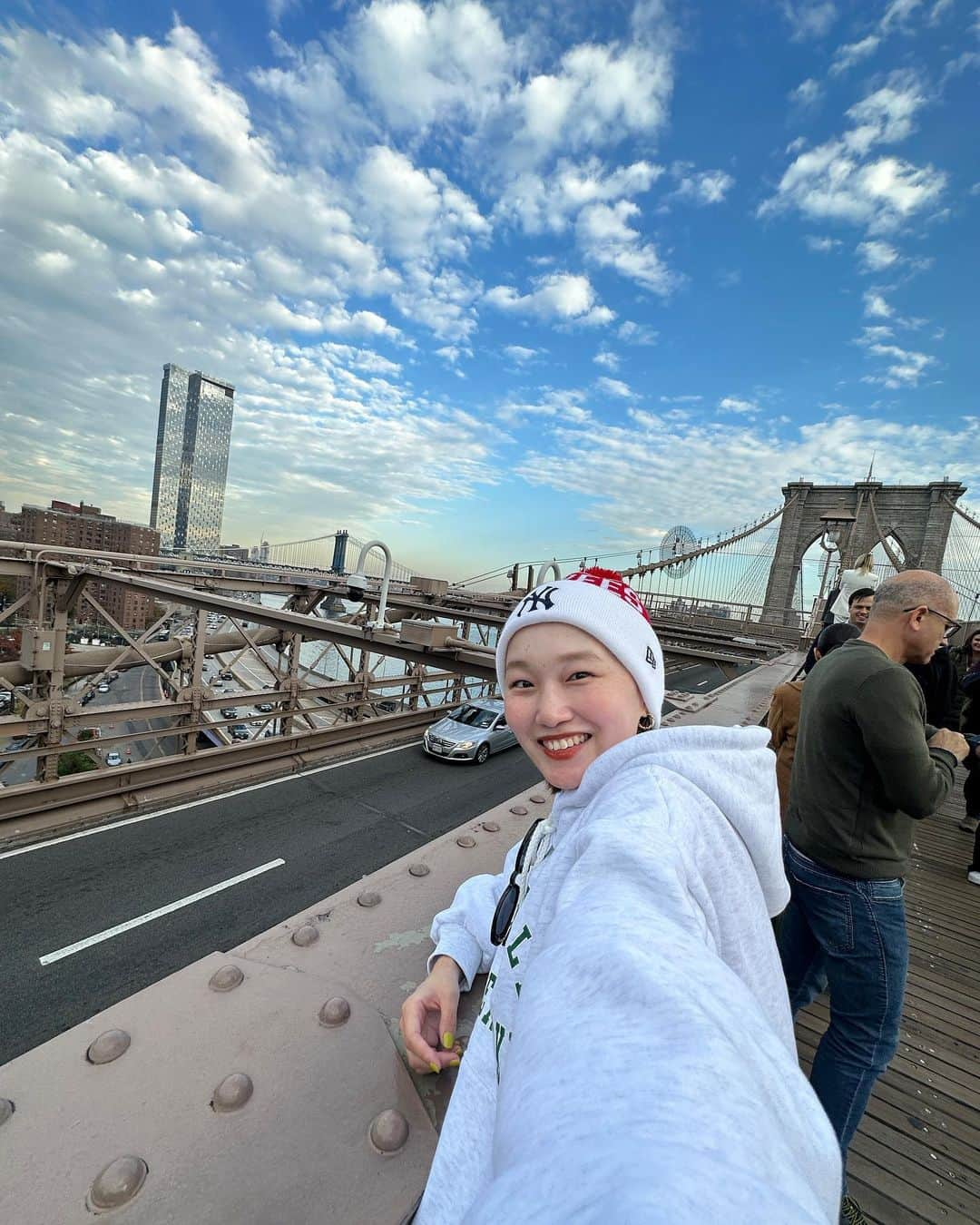 青木美緒のインスタグラム：「Brooklyn Bridge🗽🌉🌉 ドラマとかで観ていて、本当に来てみたかった場所だったから、テンション上がってセルフィーした🤳🫶笑 撮影最終日で疲労もピークだったけど、橋の上で見た空がめちゃくちゃ綺麗で癒された💭💭🥹  . 最後の写真は橋の出店？みたいなとこに売っていたピカチュウ？みたいな帽子🌟笑 #newyork #nyc #brooklyn #brooklynbridge #ニューヨーク  #nugu_ny」