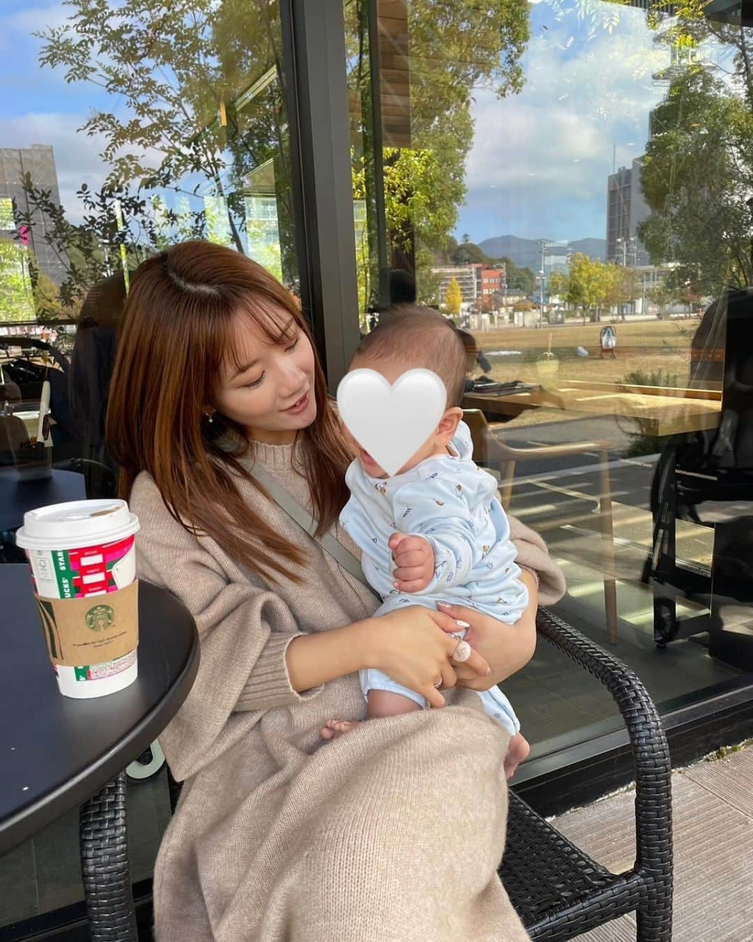 畠中清羅 のインスタグラム：「_  たくさんどんぐり拾いした日🍂  お友達の可愛いベイビー👶にやっと会えて嬉しかった♡ 0歳ってすぐに過ぎ去るよね、、  .  すっかり秋も過ぎ去って本格的な寒さがやってきたね❄️  この日はまだ寒くなくて心地よく散歩もできた♡ 普段は保育園と幼稚園に行ってるから中々子供との時間が 減っちゃったからこそ一緒にいる時間を大切に過ごせる🤍  たまには休ませてこんな時間も作ろうと思いますෆ⃛  今日は子供と３人でインフルエンザの注射に行ったんだけど 2人とも泣かずよく頑張りました✨  久しぶりの注射どうなるかと思ったけどよかった💉  今週末は私もスタラブちゃんのお披露目ライブが 迫ってるし絶対風邪ひけない！  お披露目ライブのチケット詳細はストーリーに載せているのでチェックお願いします✨  そんなこんなで寒暖差が凄いけど 皆様ご自愛ください🕊️♡」