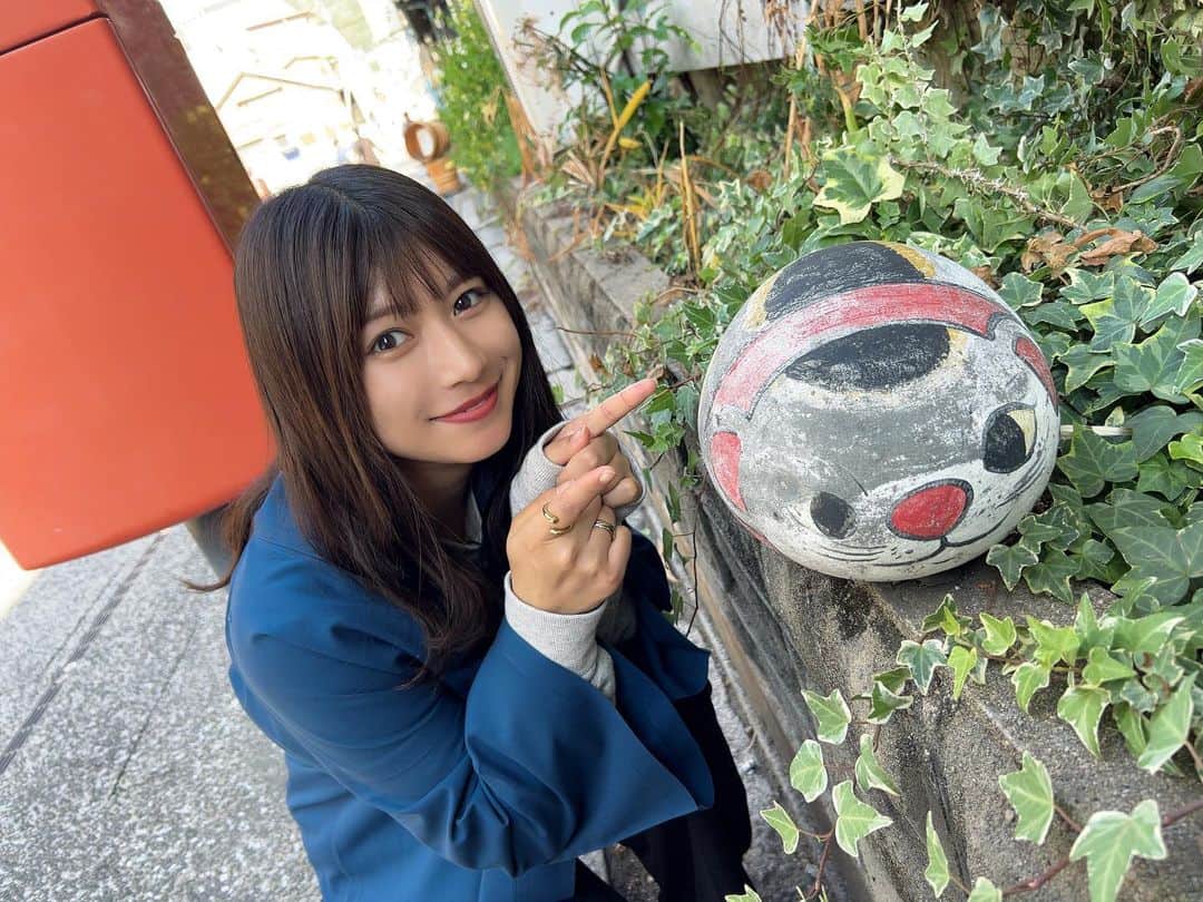 藤原あずさのインスタグラム：「. 尾道。猫。石。🐈‍⬛  #猫 #尾道 #広島」