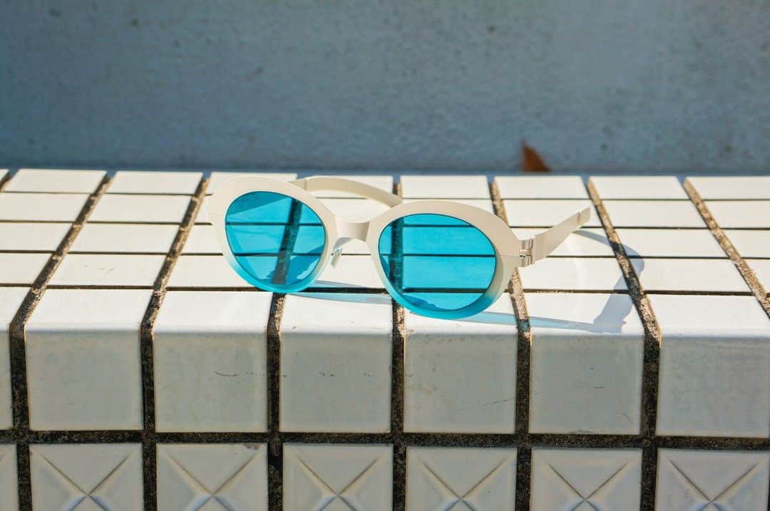 MYKITA SHOP TOKYOのインスタグラム：「【BERNHARD WILLHELM ”FOCUS”｜Shop Osaka】   ホワイトのボディー にターコイズブルーをプラスした、ボリュームのあるサングラスです。 他の人とかぶりたくない、特別なモデルを探している方にぜひおすすめしたい一本です。   BERNHARD WILLHELM "FOCUS"｜Shop Osaka   This is a voluminous pair of sunglasses with a white body and turquoise blue color added. We highly recommend this model to those who are looking for a special model that they don't want to look like others. @bernhardwillhelm  _____ #mykita  #mykitabernhardwillhelm  #sunglasses  #sunglassesfashion  #サングラス  #マイキータ」