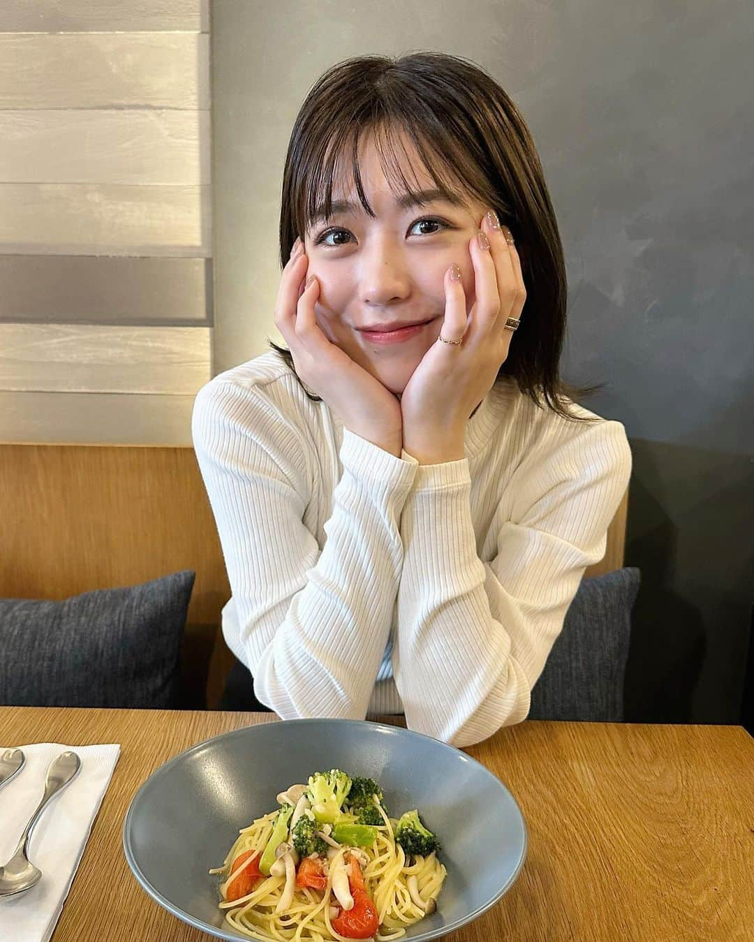 篠崎彩奈のインスタグラム：「. お仕事が早く終わって マネージャーさんとランチした日🍽️ 顔が寝起きです🥱笑 最近一気に冬ですね⛄ 風邪にはお気をつけください☺︎ #lunch」