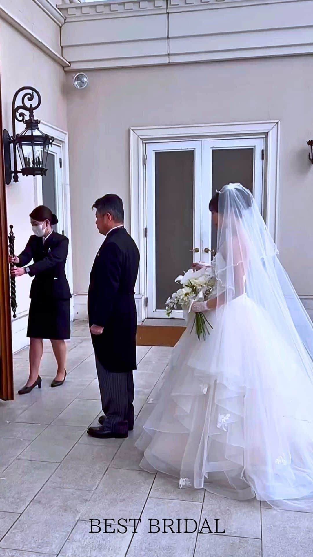 ベストブライダル公式のインスタグラム：「~ 他の投稿はこちらから @bestbridal.jp ご新婦様を想うお父様の涙に感動~  ﹋﹋﹋﹋﹋﹋﹋﹋﹋﹋﹋﹋﹋﹋﹋﹋﹋﹋﹋﹋﹋﹋  結婚式当日のお父様  ご新婦様のことを大切に大切に思っていることが伝わる涙いっぱいの表情に会場全体が感動で包まれました  是非最後までご覧ください☺️  こちらの会場→アートグレイスウエディングコースト東京ベイ @artgrace_shinurayasu   Special Thanks @nakamuraam さま  \ウェディングフォト募集中/ @bestbridal.jp をフォローして、 お写真の投稿をお待ちしております  当アカウントでリグラムOKなベストブライダルの卒花嫁orプレ花嫁の皆様は、#ベストブライダル花嫁 もしくは #BB花嫁 のハッシュタグをつけて投稿をお願いします🌿  ※BB花嫁に投稿があったお写真をリグラムする際は、 個別にご連絡は行っておりません。予めご了承ください  \ブライダルフェアの予約について💐/  アカウントプロフィールのURL先、 各会場のHPもしくはDMよりご予約を承っております。 どんな式場が自分に合うかわからない、結婚式をするか迷っている...など些細なご質問でもお気軽にDMにてご相談ください✴︎」