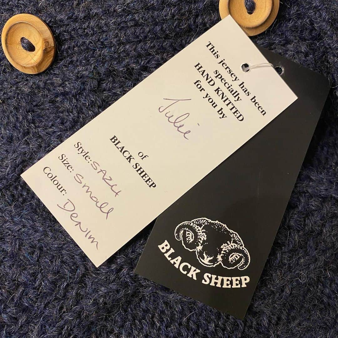 Freeport-ueno/上野さんのインスタグラム写真 - (Freeport-ueno/上野Instagram)「スペシャルなニットが届いております🧶  BLACK SHEEP に別注をさせて頂いたアラン編みのカーディガン。 イギリスでは珍しい黒毛の品種"BLACK SHEEP"保温性、撥水性に優れたピュアナチュラルオイルドウールは見た目以上に軽く、手編みならではの馴染みの良さも相まって使い勝手抜群なカーディガンとなっております。  Freeportでしか手に入らない BLACK SHEEP これはぜひお試し頂きたい‼︎  と思っておりましたら 藤島夫妻いきつけのお食事処 "ヨッテケ酒場"の大将が丁度お越しくださったので  宣伝がてらパシャリ📷  #BLACKSHEEP#アラン編み#デニムではございません#インディゴ染めではございません#ウール100%  #ヨッテケ酒場#上石神井  #Freeport#Freeportueno #上野セレクトショップ」11月15日 19時21分 - freeportueno