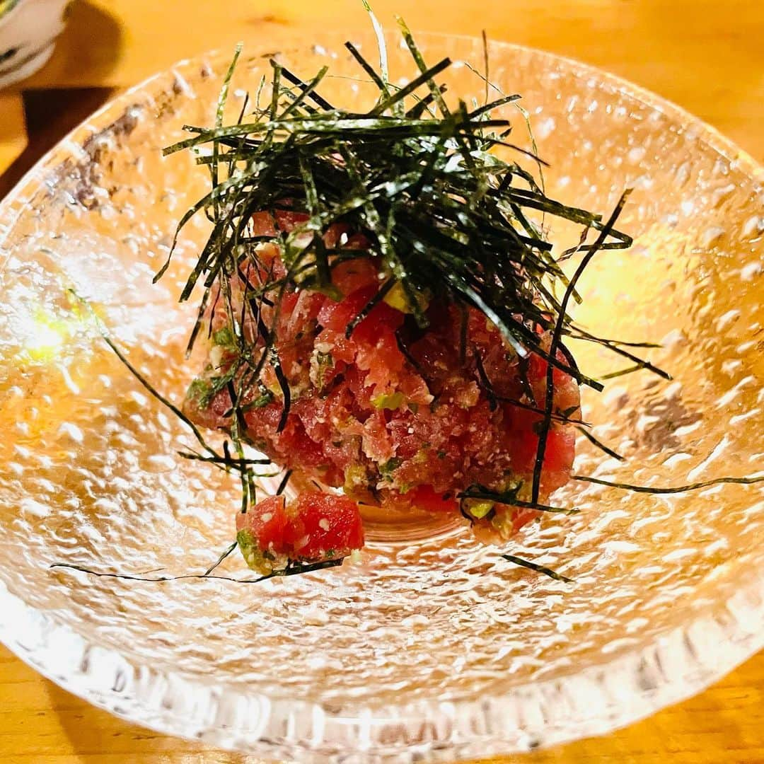 渡部おにぎりさんのインスタグラム写真 - (渡部おにぎりInstagram)「【がりっと酒場】渋谷  ・ポテトサラダ ・ちくわの磯辺揚げ ・なめろう ・牛モツ煮込み ・鉄火巻き  渋谷でデートにオススメ居酒屋！ 店の雰囲気も好きだし料理が全部美味しいから食べてみて！ 一番美味しかった牛モツ煮込みの写真撮るの忘れた。笑 鉄火巻きもめっちゃ太くて食べ応えあった！ 是非行ってみて！！ 正直僕も何回かデートで使ってます。笑  #飯テロ#グルメ#日本美食#全国美味いもの巡り#外食#東京グルメ#instafood#yuumy#金の国#渡部おにぎり #渋谷#渋谷グルメ#居酒屋#煮込み#鉄火巻き#ポテトサラダ」11月15日 19時22分 - watabe_onigiri