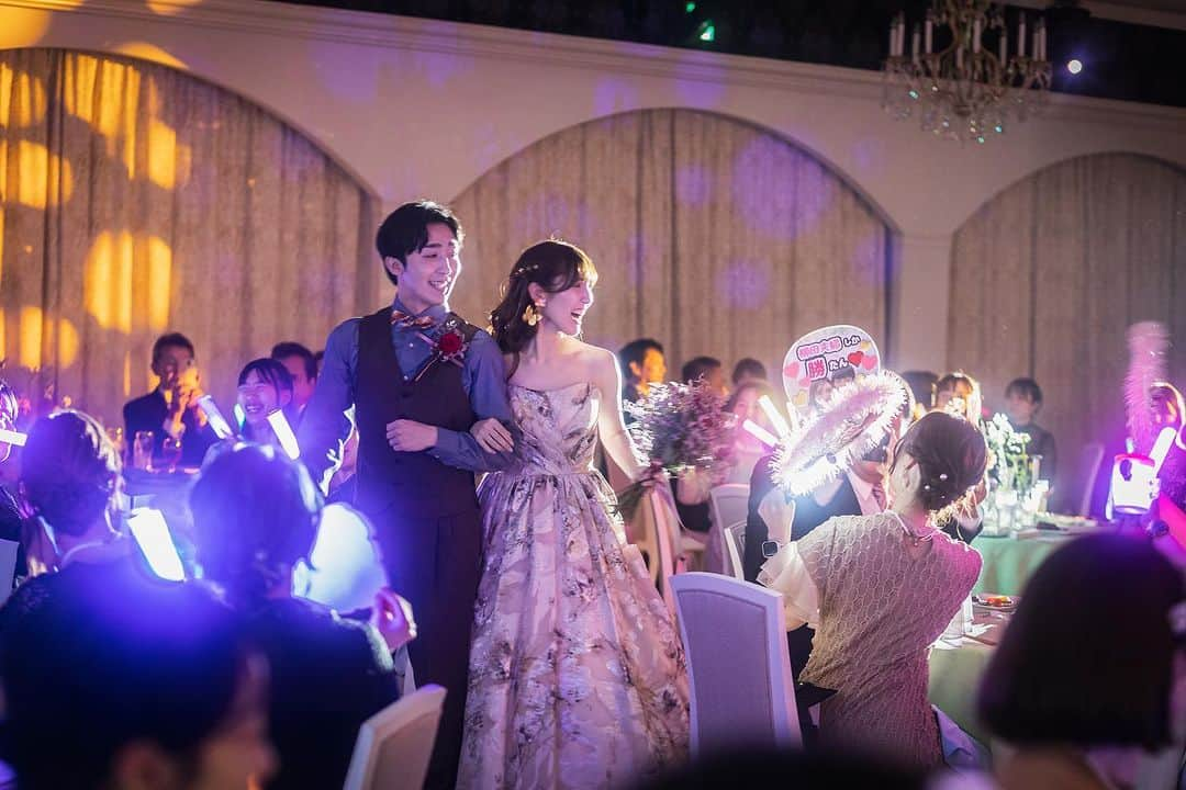 結婚式場 ヒルズスィーツ宇都宮ブリーズテラスさんのインスタグラム写真 - (結婚式場 ヒルズスィーツ宇都宮ブリーズテラスInstagram)「まるでアイドルのライブ会場♡  ゲストの推しは…新郎新婦♡♡  カラフルに輝くペンライトに 推しうちわがキラキラと入場をさらに華やかに！  ゲストからの愛をたくさん受けて幸せですね♡  ゲストにとって新郎新婦って アイドルですよね＾＾ 笑ってくれたら嬉しくて 手を振ってくれたらわー！っと振り返したくて とにかく写真に残したくて 話せたらなんか涙が出てきちゃう  大好きが溢れる空間は愛がいっぱい ____  新郎新婦のリアルなお声や こだわりポイントなどを 公式HPに掲載しております  ヒルズスィーツのTOPページより ぜひご覧くださいませ♡ @hillssweets_wedding  ___  #プレ花嫁 #結婚式 #日本中のプレ花嫁さんと繋がりたい #ウエディング #結婚式場 #全国のプレ花嫁さんと繋がりたい #結婚式場 #wedding #フィオーレビアンカ #fiorebianca #宇都宮結婚式場 #栃木結婚式場 #ヒルズスィーツ宇都宮ブリーズテラス #ヒルズ #お色直し入場 #アイドル #ペンライト #推しは新郎新婦」11月17日 19時45分 - hillssweets_wedding