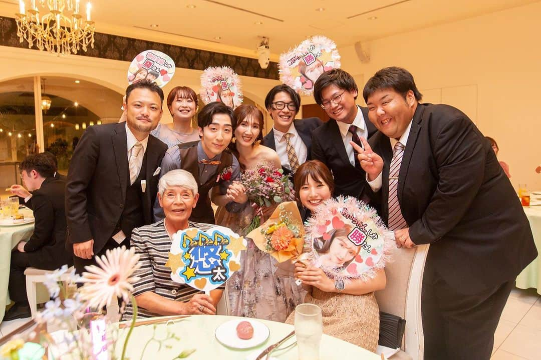 結婚式場 ヒルズスィーツ宇都宮ブリーズテラスさんのインスタグラム写真 - (結婚式場 ヒルズスィーツ宇都宮ブリーズテラスInstagram)「まるでアイドルのライブ会場♡  ゲストの推しは…新郎新婦♡♡  カラフルに輝くペンライトに 推しうちわがキラキラと入場をさらに華やかに！  ゲストからの愛をたくさん受けて幸せですね♡  ゲストにとって新郎新婦って アイドルですよね＾＾ 笑ってくれたら嬉しくて 手を振ってくれたらわー！っと振り返したくて とにかく写真に残したくて 話せたらなんか涙が出てきちゃう  大好きが溢れる空間は愛がいっぱい ____  新郎新婦のリアルなお声や こだわりポイントなどを 公式HPに掲載しております  ヒルズスィーツのTOPページより ぜひご覧くださいませ♡ @hillssweets_wedding  ___  #プレ花嫁 #結婚式 #日本中のプレ花嫁さんと繋がりたい #ウエディング #結婚式場 #全国のプレ花嫁さんと繋がりたい #結婚式場 #wedding #フィオーレビアンカ #fiorebianca #宇都宮結婚式場 #栃木結婚式場 #ヒルズスィーツ宇都宮ブリーズテラス #ヒルズ #お色直し入場 #アイドル #ペンライト #推しは新郎新婦」11月17日 19時45分 - hillssweets_wedding