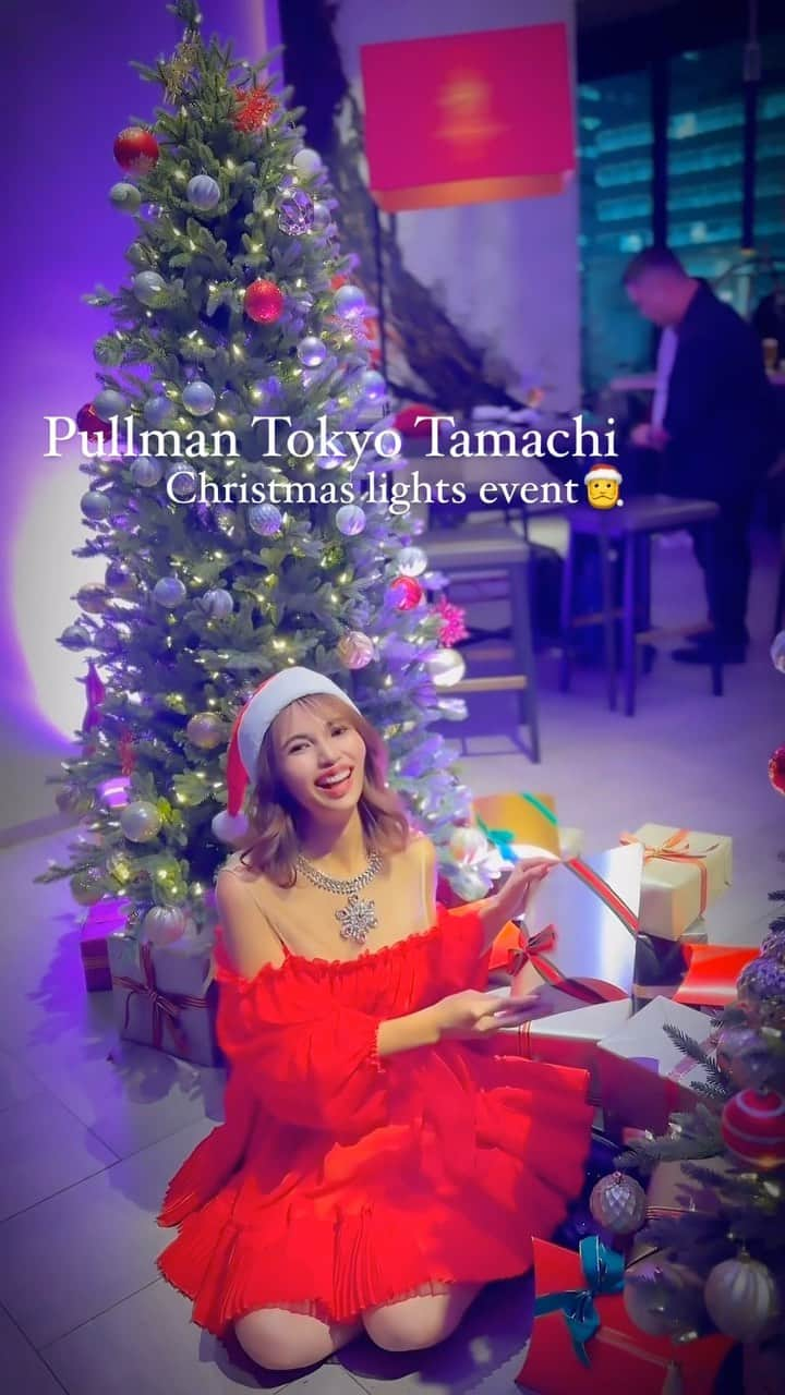 DJ Cellyのインスタグラム：「プルマン東京田町のクリスマスイルミネーション点灯式でDJでした🎅✌🏻 ロビーエリアのクリスマスデコレーションがめちゃキレイ！ クリスマスまで毎週末DJイベントするみたいなので、是非遊びに行ってみてね🎄  #pullmantokyotamachi #プルマン東京田町 #dj #djing #dj動画 #クリスマスイルミネーション #点灯式 #クリスマス #サンタコス」