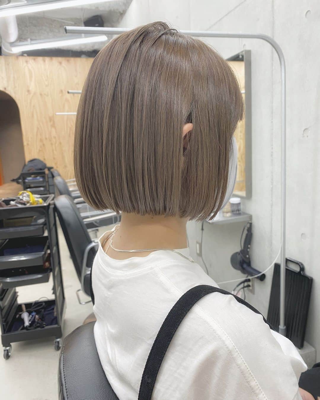 兼井遼のインスタグラム：「ミルクティーグレージュ＊  柔らかくほつれるヘア😌  ツヤのある 暗くても透明のある カラーならお任せください☺️  11月12月のご予約も まだまだお取りできます🙇🏻  ご質問などは コメントにてお問い合わせください！😌  #ケアカラー  #ヘアアレンジ  #ケアダブルカラー  #巻き方  #髪質改善カラー  #イルミナカラー  #ミルクティーベージュ #グレージュ  #ケアブリーチ  #ハイライトカラー  #ハイトーンカラー  #ブリーチ  #ダブルカラー   #インナーカラー  #オリーブアッシュ  #グラデーションカラー  #グレージュカラー  #ツヤトーン  #パーマ  #艶髪  #外国人風  #髪質改善トリートメント  #くびれヘア  #シースルーバング  #髪質改善  #ラベンダーグレージュ  #オリーブグレージュ  #トリートメント  #ヘアアクセサリー　#インナーハイライト」