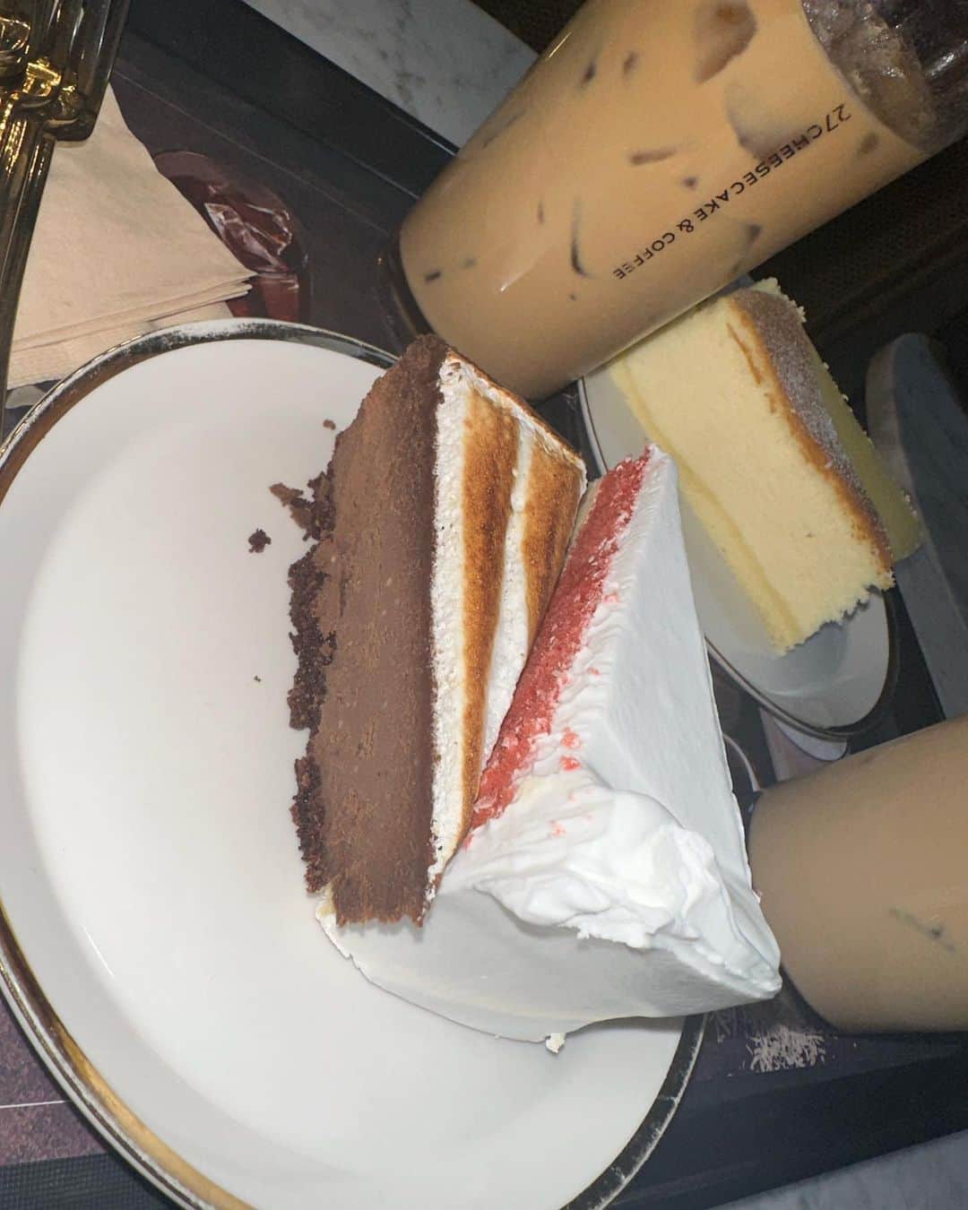 河路由希子さんのインスタグラム写真 - (河路由希子Instagram)「. 韓国🇰🇷 sherbetでオシャレなカフェに来たよ〜☕️ チーズケーキの種類がたくさんあってとっても美味しかった♡   #C27  #cafe  #韓国カフェ」11月15日 19時35分 - kawajiyukiko