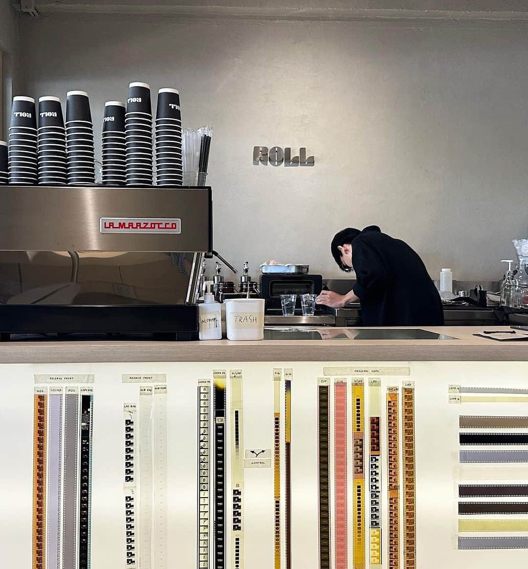 ニウィさんのインスタグラム写真 - (ニウィInstagram)「I need a hug…….e cup of coffee 🥰 @rollcoffeeroll」11月15日 19時35分 - newpatitta