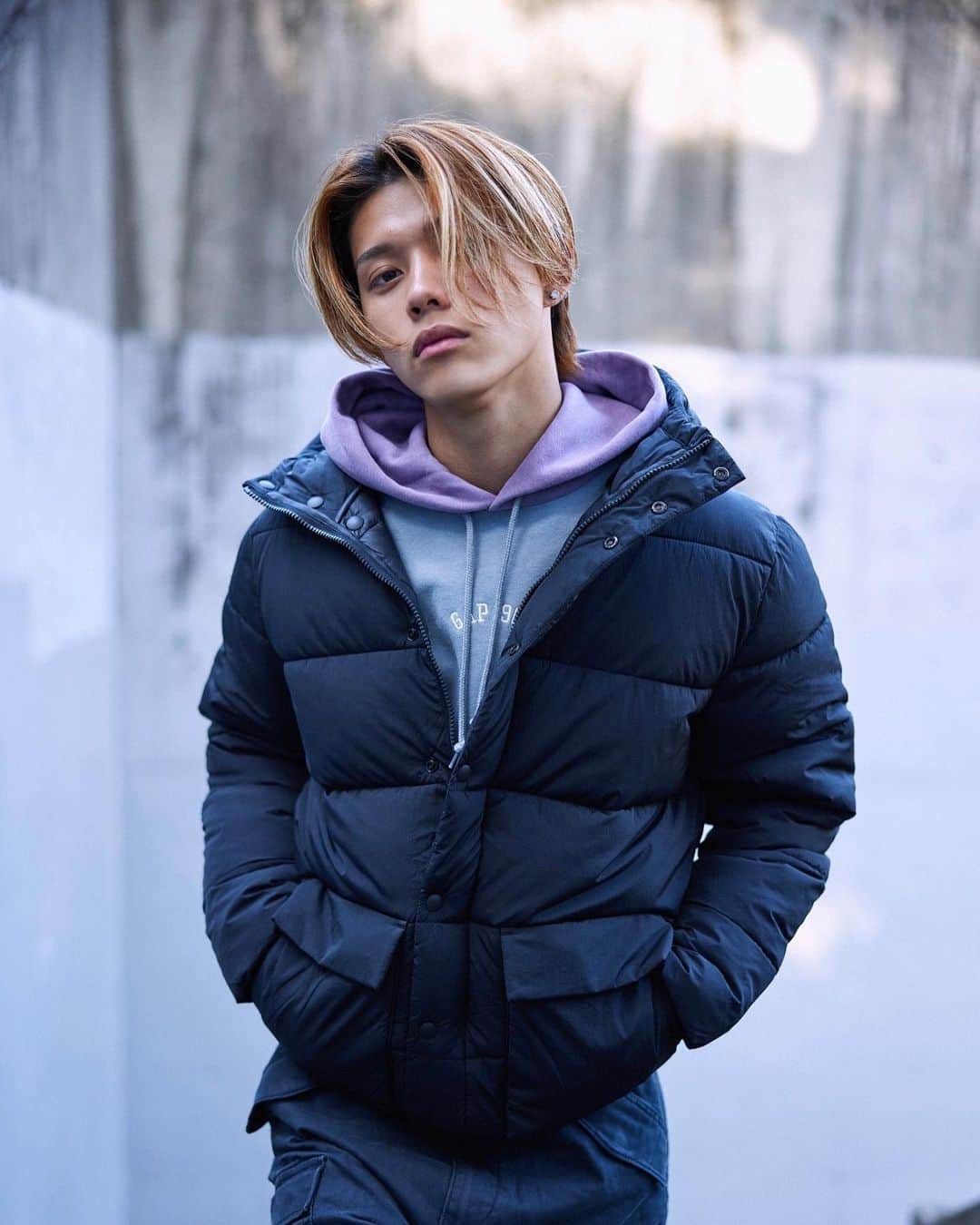 南雲奨馬のインスタグラム：「GAP HOLIDAY LOOK BOOK   プリマロフトパファーとフーディーは小さめサイズを選び 、ボトムスはオ ーバーサイズにしました。 今回はブラックの中に淡いカラーをいれて普段するブラックコーデにワンポイント足してみました  #gap #ootd #pr」
