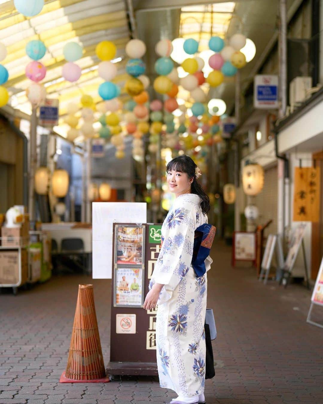 KagitaYukikoさんのインスタグラム写真 - (KagitaYukikoInstagram)「👘❤︎ 着物の日❤︎  京都散策どすえ♪♪  レンタル着物で お世話になったのは 東山駅近くのこちら♡♡ @smilephotooffice2016  スマイルフォトさん オリジナルアレンジで 大人かわいく 仕上げてくださいました♡♡  古典・アンティーク 着物がたくさん取り揃えられてて👘💜  半幅帯・名古屋帯 も選べる♪♪  オプションで ポイントメイク フルメイクも追加で 注文できるし💄✨  他にも素敵なお着物たち レトロ着物も素敵やったなぁ👘  プロのメイクさんに アイメイクと 眉毛も綺麗に描いてもらったから ルンルンで♪(๑ᴖ◡ᴖ๑)♪  当日返却16：30まで🎀 大丈夫なので 京都の素敵な街並み しんじカメラマンと @shinji.k.photo  ゆっくり散策できました📷♪♪   #PR #👘  #着物の日 #smilephotooffice2016 #着物撮影専門スタジオ #京都着物レンタル  #京都旅行  #rentalkimono  #kyoto  #kimonostyle  #kimonophoto #着物ヘア #着物ロケーション撮影 #ootd #きものの日」11月15日 19時36分 - mermaid.yukinko