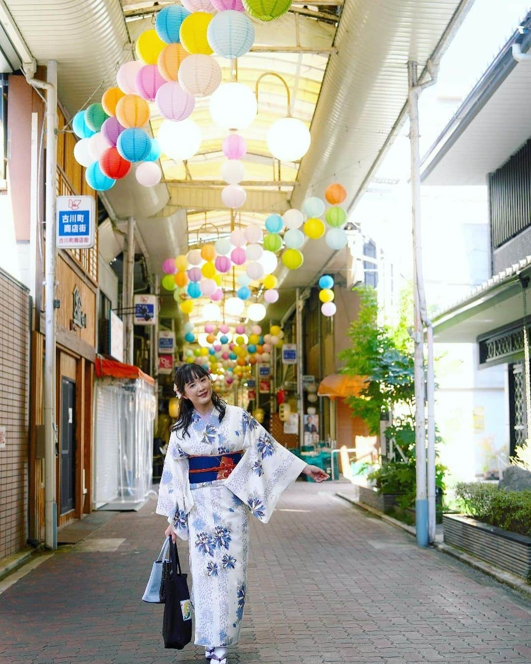 KagitaYukikoのインスタグラム：「👘❤︎ 着物の日❤︎  京都散策どすえ♪♪  レンタル着物で お世話になったのは 東山駅近くのこちら♡♡ @smilephotooffice2016  スマイルフォトさん オリジナルアレンジで 大人かわいく 仕上げてくださいました♡♡  古典・アンティーク 着物がたくさん取り揃えられてて👘💜  半幅帯・名古屋帯 も選べる♪♪  オプションで ポイントメイク フルメイクも追加で 注文できるし💄✨  他にも素敵なお着物たち レトロ着物も素敵やったなぁ👘  プロのメイクさんに アイメイクと 眉毛も綺麗に描いてもらったから ルンルンで♪(๑ᴖ◡ᴖ๑)♪  当日返却16：30まで🎀 大丈夫なので 京都の素敵な街並み しんじカメラマンと @shinji.k.photo  ゆっくり散策できました📷♪♪   #PR #👘  #着物の日 #smilephotooffice2016 #着物撮影専門スタジオ #京都着物レンタル  #京都旅行  #rentalkimono  #kyoto  #kimonostyle  #kimonophoto #着物ヘア #着物ロケーション撮影 #ootd #きものの日」