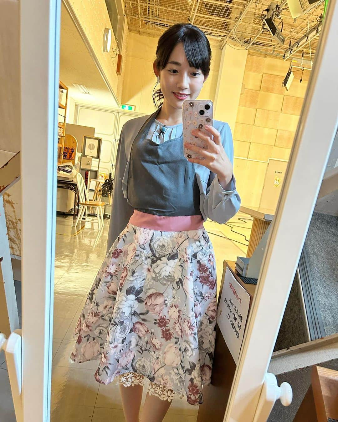 松本亜美さんのインスタグラム写真 - (松本亜美Instagram)「今日も新潟一番をご覧いただきありがとうございました😊 久しぶりに夕方レシピのアシスタントを担当しました🍳  豚バラとれんこんの竜田揚げ 吹き寄せ仕立て🍁 彩豊かな一皿で見た目からも楽しませてくれました☺️ 竜田揚げなので豚バラはカリッと食感に脂の甘さを感じる🎵 れんこんのカリッとサクサク食感がたまらない！！ にんじんやさつまいもパプリカなどで紅葉を表現されていて、秋の良さがたっぷり詰まっていました✨  かわいいエプロンだったので記念に📸 お衣装とマッチしておりました！ 3部終わりのオフショットはまた明日載せます😎  #teny #テレビ新潟  #夕方ワイド新潟一番  #スタジオ #MC #夕方レシピ  #野股正宏先生  #豚バラとれんこんの竜田揚げ #吹き寄せ仕立て  #美しいお料理でした  #食で紅葉 #可愛いエプロン  #アナウンサー  #須山司アナウンサー  #松本亜美」11月15日 19時36分 - ami_matsumoto_teny