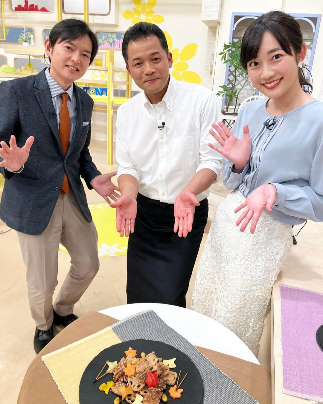 松本亜美のインスタグラム：「今日も新潟一番をご覧いただきありがとうございました😊 久しぶりに夕方レシピのアシスタントを担当しました🍳  豚バラとれんこんの竜田揚げ 吹き寄せ仕立て🍁 彩豊かな一皿で見た目からも楽しませてくれました☺️ 竜田揚げなので豚バラはカリッと食感に脂の甘さを感じる🎵 れんこんのカリッとサクサク食感がたまらない！！ にんじんやさつまいもパプリカなどで紅葉を表現されていて、秋の良さがたっぷり詰まっていました✨  かわいいエプロンだったので記念に📸 お衣装とマッチしておりました！ 3部終わりのオフショットはまた明日載せます😎  #teny #テレビ新潟  #夕方ワイド新潟一番  #スタジオ #MC #夕方レシピ  #野股正宏先生  #豚バラとれんこんの竜田揚げ #吹き寄せ仕立て  #美しいお料理でした  #食で紅葉 #可愛いエプロン  #アナウンサー  #須山司アナウンサー  #松本亜美」