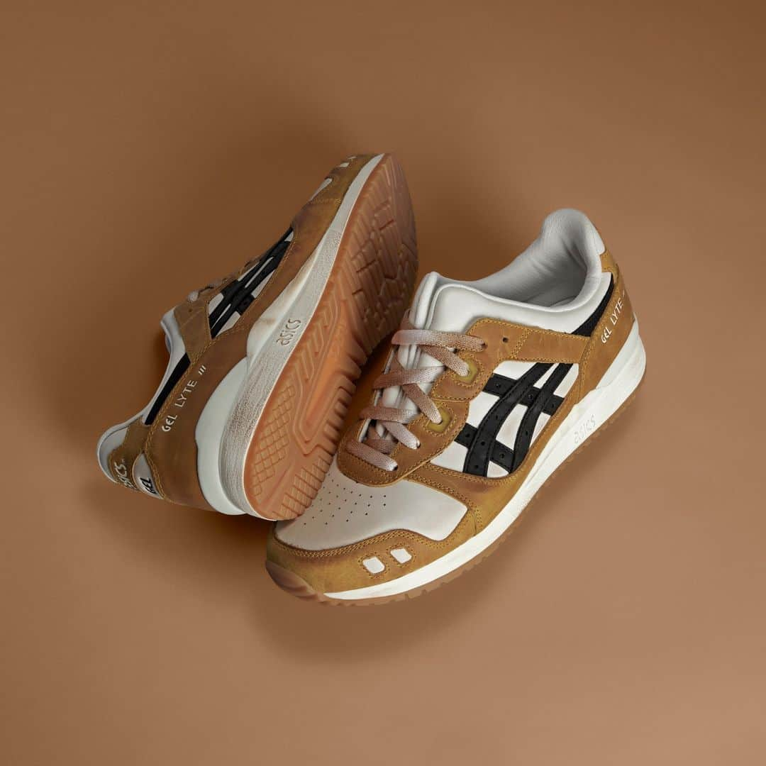 ASICS Tiger JAPANさんのインスタグラム写真 - (ASICS Tiger JAPANInstagram)「. GEL-LYTE III OG -MUSTARD SEED/CREAM  2023.11.16 LAUNCH  [取扱店舗] ・アシックス公式ストア（原宿店・心斎橋店・オンラインストア） ・一部のスポーツスタイル商品取扱店  1990年に発売された軽量ランニングシューズをベースとして復刻したASICS SportStyleのスタンダードモデル。ベロ部と足首部を一体化させ、縦に大きく二分割したスプリットタンが特徴的で、足を包み込みフィットする構造となっている。かかと部にはGELテクノロジーを搭載し、衝撃緩衝性と快適な履き心地をサポート。本スニーカーは、"経年変化"を表現し時代を遡ったようなビンテージな仕上がりが特徴的な一足。  #GELLYTEIIIOG #ASICS #ASICSSportStyle  #kicks #sneakers #sneakerhead #sneakerfam #シューズ #スニーカー #ファッション #カジュアル #カジュアルコーデ #ストリートファッション #ジャパスニ #スニーカーヘッズ #ストリートコーデ #コーディネート #スニーカー男子 #スニーカー女子」11月15日 19時30分 - asics_sportstyle_jp