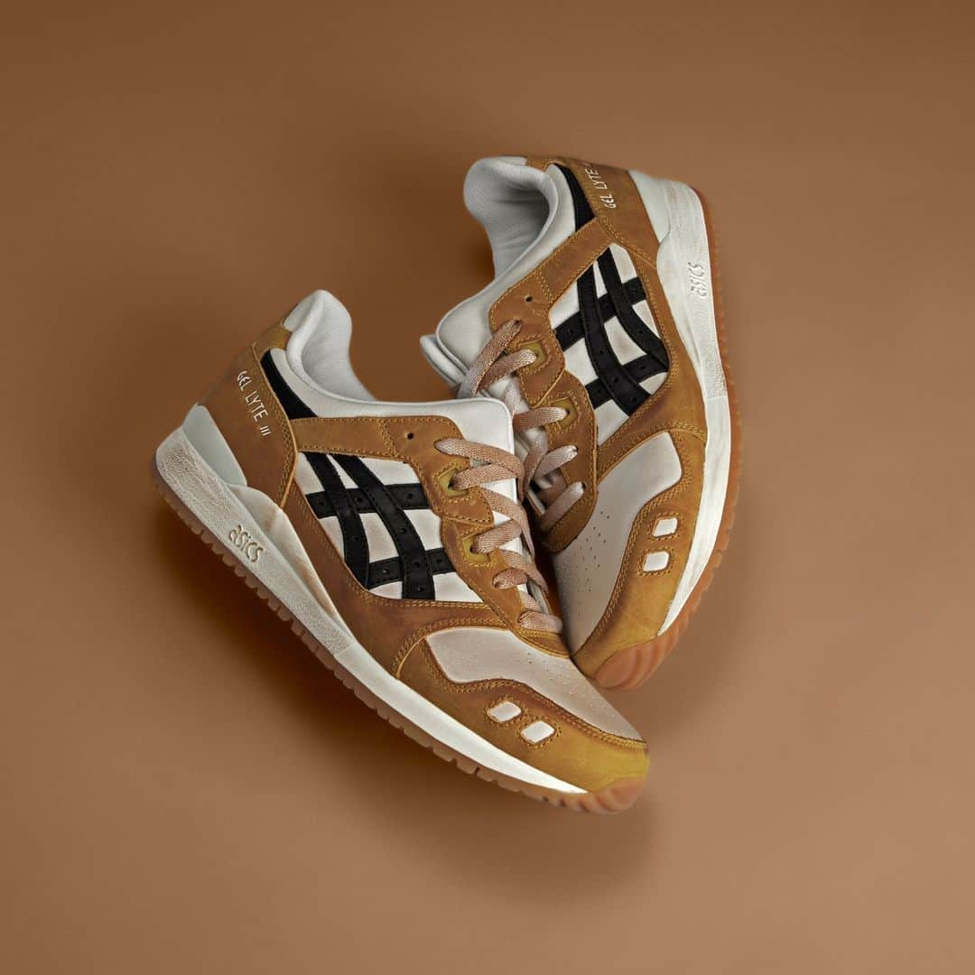 ASICS Tiger JAPANのインスタグラム：「. GEL-LYTE III OG -MUSTARD SEED/CREAM  2023.11.16 LAUNCH  [取扱店舗] ・アシックス公式ストア（原宿店・心斎橋店・オンラインストア） ・一部のスポーツスタイル商品取扱店  1990年に発売された軽量ランニングシューズをベースとして復刻したASICS SportStyleのスタンダードモデル。ベロ部と足首部を一体化させ、縦に大きく二分割したスプリットタンが特徴的で、足を包み込みフィットする構造となっている。かかと部にはGELテクノロジーを搭載し、衝撃緩衝性と快適な履き心地をサポート。本スニーカーは、"経年変化"を表現し時代を遡ったようなビンテージな仕上がりが特徴的な一足。  #GELLYTEIIIOG #ASICS #ASICSSportStyle  #kicks #sneakers #sneakerhead #sneakerfam #シューズ #スニーカー #ファッション #カジュアル #カジュアルコーデ #ストリートファッション #ジャパスニ #スニーカーヘッズ #ストリートコーデ #コーディネート #スニーカー男子 #スニーカー女子」