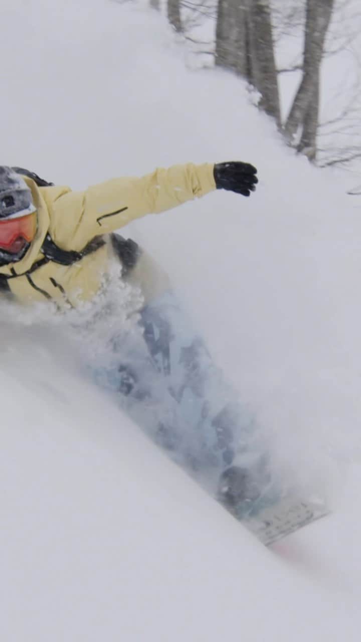 Burton Japanのインスタグラム：「シーズンインの準備はバッチリですか？こんなディープパウダーもパークライドも地形遊びもSTEP ON®︎で楽しみ尽くしましょう！今シーズンのラインナップはプロフィールのリンクから！📹: @k4mara2000 & @naoki__utsumi  #Burton #Snowboarding #STEPON」