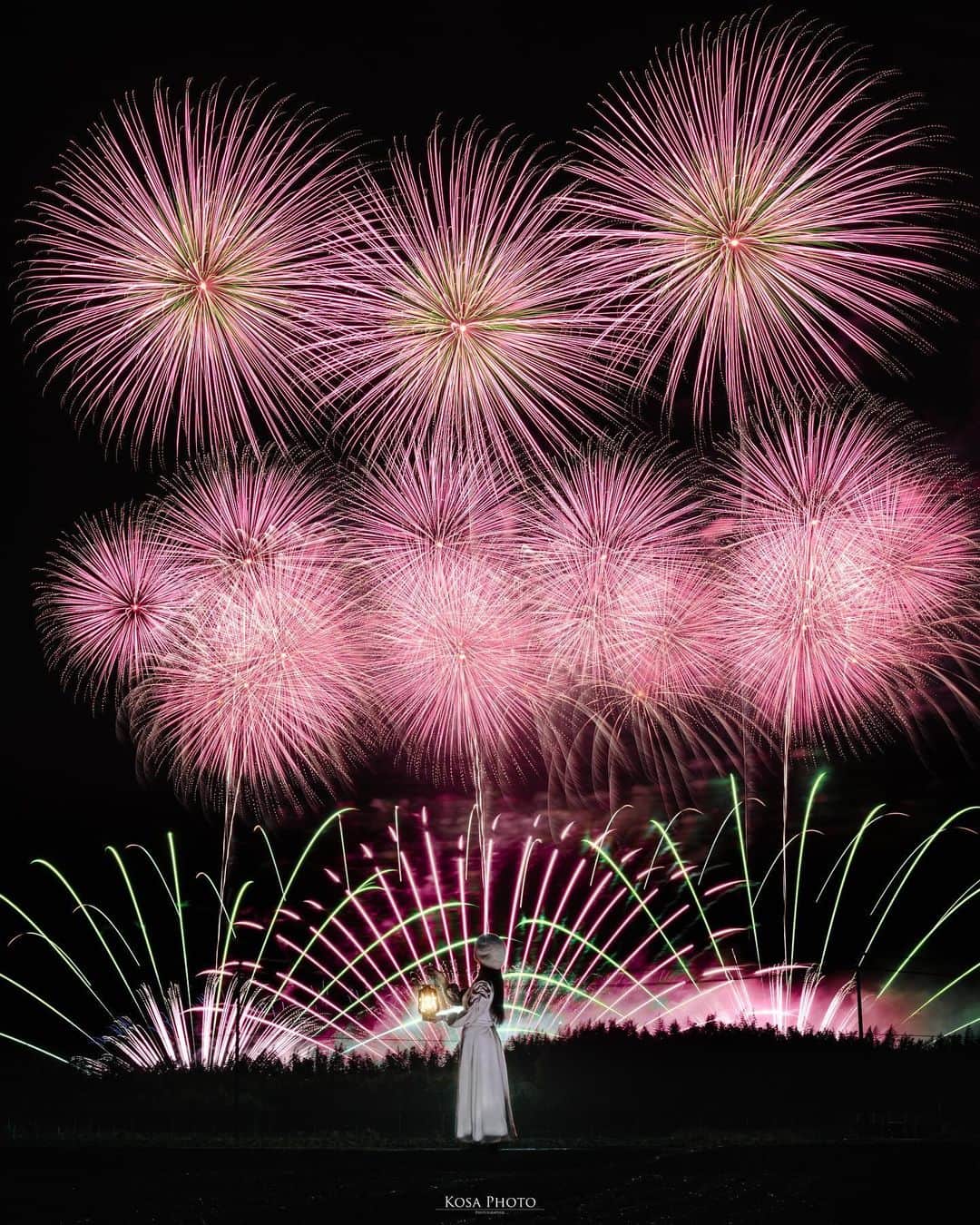 コサさんのインスタグラム写真 - (コサInstagram)「美しいピンク色の花火が夜空を彩りました✨  被写体さんのセンター位置が、毎回演目に微妙に変わるんですよね😅 最大、3～4歩ほど… 花火が上がってから都度調整してました📸  どうやら予定的に、今年はこの花火で最後になりそうです 最後に素敵な花火が撮れて満足できました😍 . Location:徳島 Tokushima /Japan🇯🇵 Date:2023年11月 in frame: @chami_2nd Camera:Z9 Z 24-70mm f2.8 . #にし阿波の花火 #nikoncreators #nikoncreators_2023morningandnight #jp_portrait_collection #ポトレファン倶楽部 #ポトレ撮影隊 #jp_mood #clv_galerie #NSG_IG #shikokucameraclub #longexposure_japan #invisible_cool_part #m_v_shotz #Rox_Captures #raw_japan #deaf_b_j_ #japan_waphoto #japan_bestpic_ #じゃびふる #Lovers_Nippon #tokyocameraclub #art_of_japan_ #jgrv_member #team_jp_ #photo_jpn #sorakataphoto #LBJ_KING #pixlib_jp #広がり同盟メンバー #special_spot_legend」11月15日 19時32分 - kosa_photo