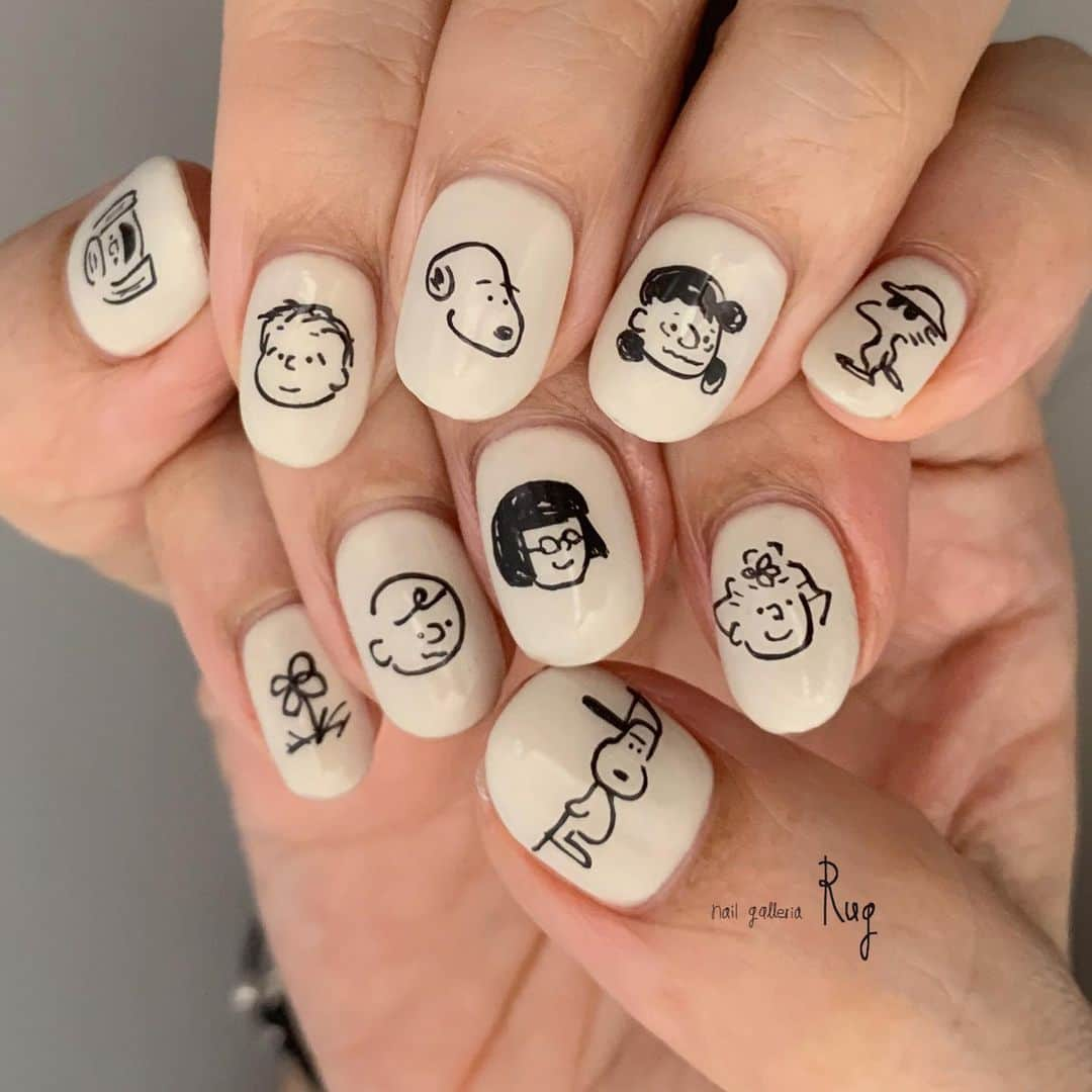 aoki_nailさんのインスタグラム写真 - (aoki_nailInstagram)「・ ゆるーい スヌーピー 🫠🫠  マーカーで 落書きしたみたいな ラインアートは ジェルを調合して あえてゆるいテクスチャーで 均等に慎重に 筆でペイント 💫  nailgalleria  Rug〈ラグ〉 大阪市北区中崎西2-6-3  ペイントB＋option  #tatooart#tatoonail#スヌーピーネイル  #手描きアート#手描きデザイン#手描きネイル#フットネイル大阪#アートネイル大阪 #instanail#nails#絵#イラストネイル#フットネイルデザイン #アートネイル大阪#冬ネイル #アートネイル」11月15日 19時32分 - aoki_nail