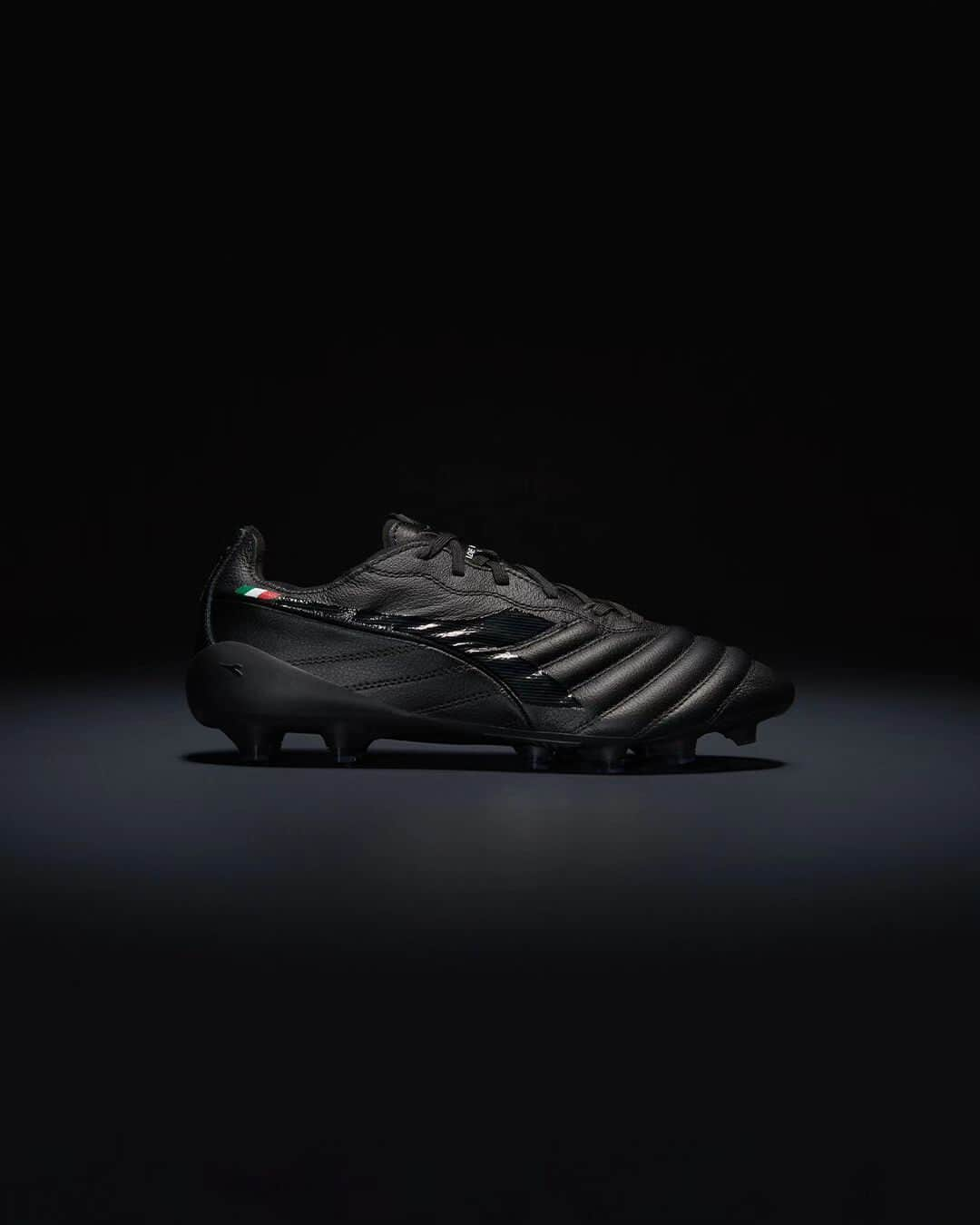 ディアドラのインスタグラム：「Introducing the exclusive Blackout pack.   Dive into the sophisticated Brasil collection in the total black variant. Available now on diadora.com  Explore more at the link in bio.   #diadora #diadoracalcio」