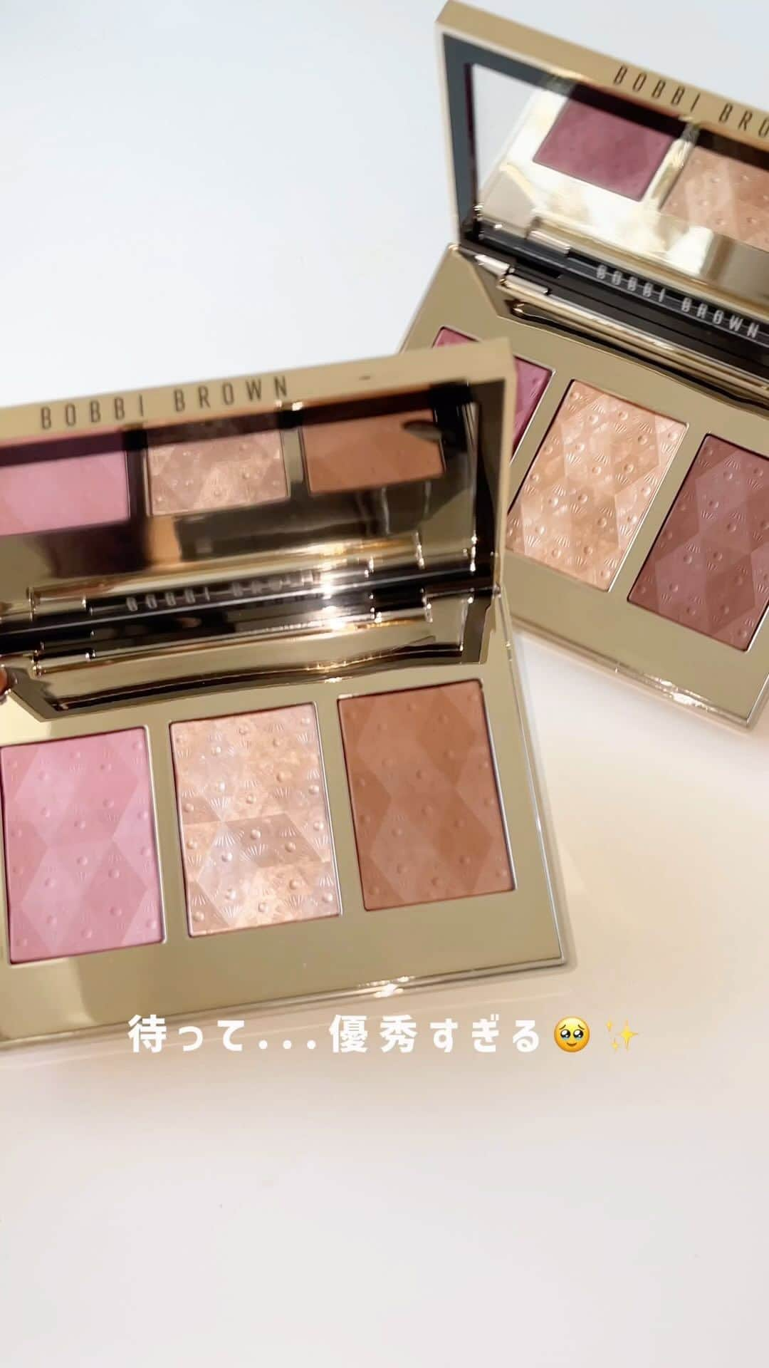 MERY BEAUTYのインスタグラム：「BOBBI BROWNのフェイスパレットが優秀すぎる💖  BOBBI BROWNのリュクス チーク & ハイライト パレットが パケからラグジュアリーな雰囲気で可愛すぎたのでご紹介💭🌙  ラメが上品でハイライトからチークまで１つで何役もこなせる優秀ぶり💫  ぜひホリデーのメイクに使ってみてね🤍  🕯 BOBBI BROWN　( @bobbybrownjapan ) リュクス チーク & ハイライト パレット ¥9,350  #bobbybrown #ボビーブラウン #ハイライトチーク #チークハイライト #コフレ #コフレコレクション #クリスマスプレゼント #プレゼント #ホリデーコフレ #ホリデーコレクション #ご褒美コスメ #クリスマスコフレ」