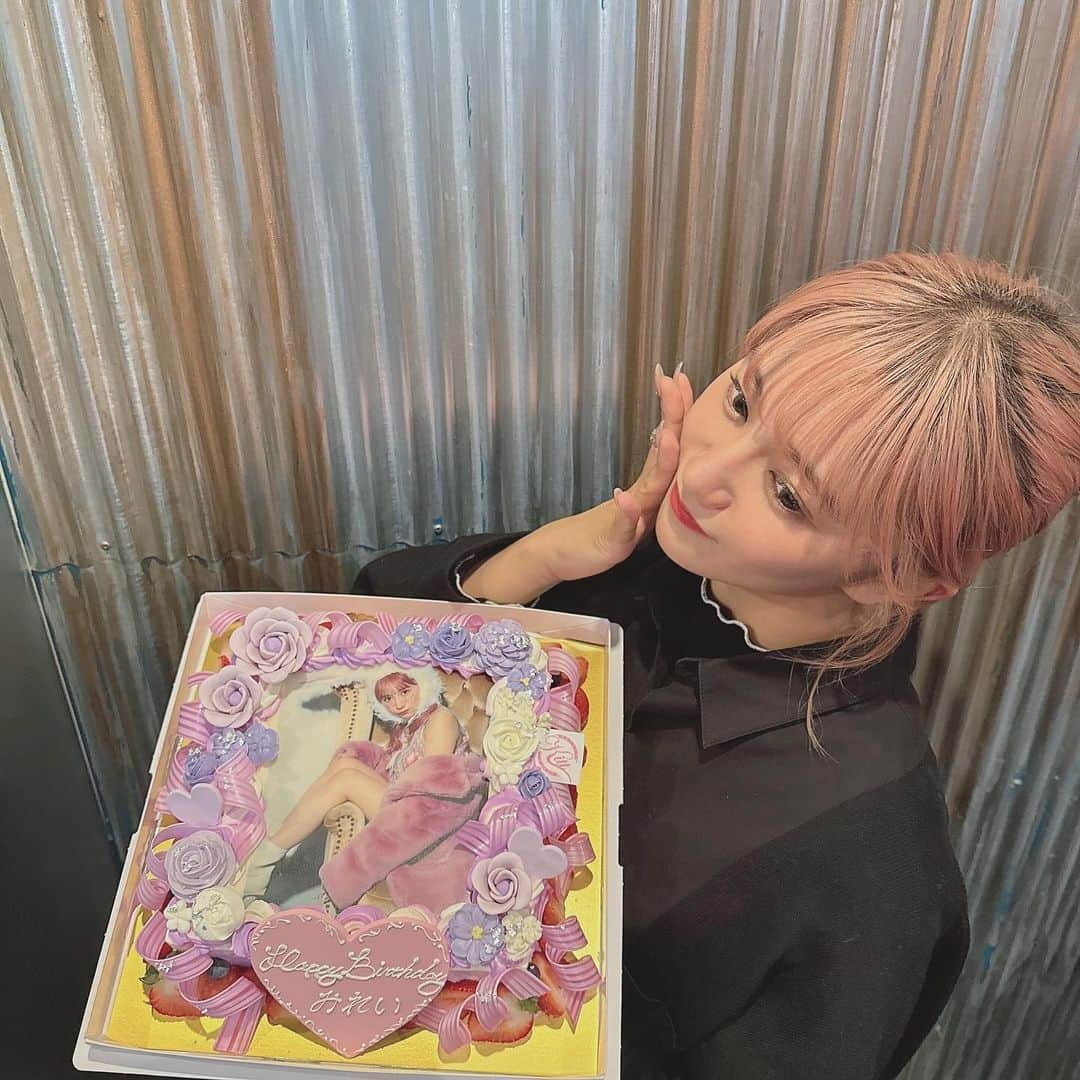 星名美怜さんのインスタグラム写真 - (星名美怜Instagram)「🖤🖤🖤 . めーっちゃ可愛いケーキ♡♡  急に暗くなって あー誰か誕生日なんだねーって話してたら まさかの私だった！笑  . #mireinsta #星名美怜  #birthday #birthdaycake #kitt #誕生日ケーキ #バースデーケーキ  #생일 #생일선물 #생일파티 #생일케이크 #생일축하해」11月15日 19時34分 - hoshina_mirei_official