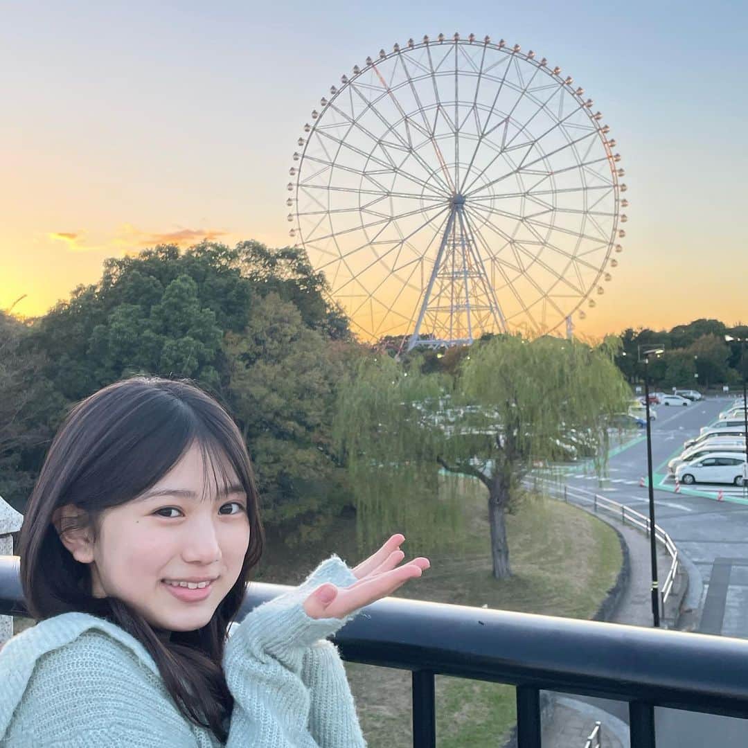 葉山さらのインスタグラム：「さらと観覧車🎡  #秋の夕焼け #少し遠くに #観覧車見えた #手作りバッグ #趣味手芸 #葛西臨海公園観覧車 #いつかのさら #葉山さら」