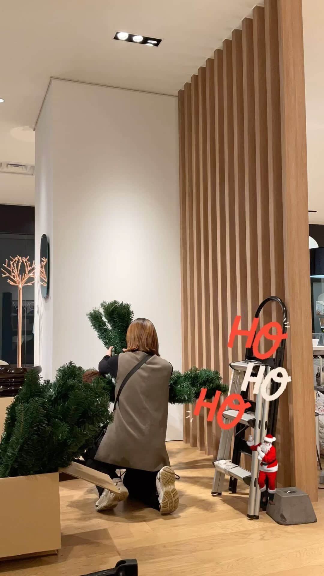 ligne roset shopのインスタグラム：「今年のクリスマスディスプレイも、花匠さんにとても素敵な飾り付けをしていただきました🎄 他のシーンも投稿でご紹介していく予定ですが、生花の豊かな香りや色など、福岡店でしか味わえない雰囲気をぜひ体感しにご来店くださいませ❄️」