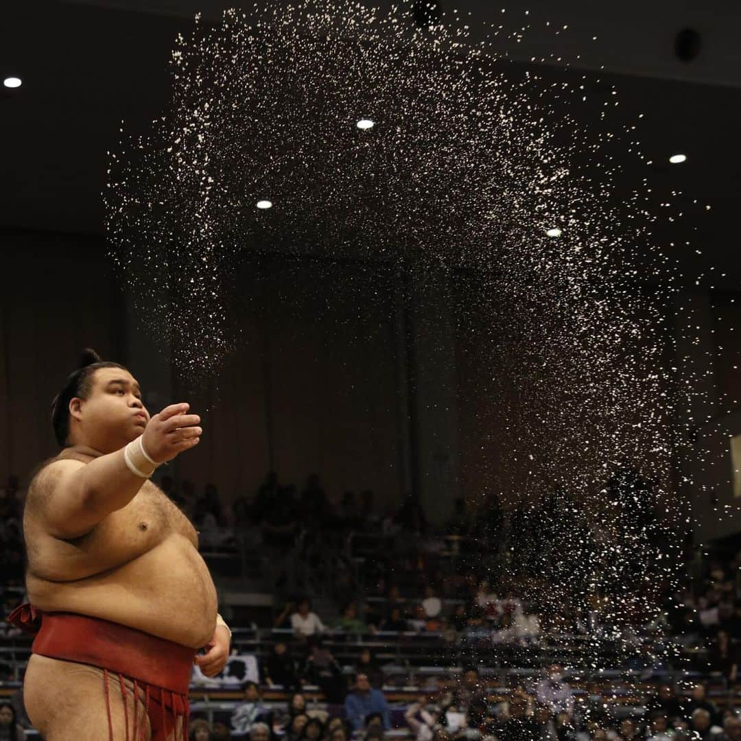 日本相撲協会さんのインスタグラム写真 - (日本相撲協会Instagram)「大相撲九州場所四日目！ #明生 がご当所の場所で大関#貴景勝 を破り、今場所初白星を挙げた！  本日は塩まき特集です。 力士それぞれの塩のまき方にも是非ご注目下さい！  #豊昇龍 #大栄翔 #琴ノ若 #北勝富士 #正代 #明生 #髙安 #熱海富士 #琴恵光 #天空海   @sumokyokai  #大相撲 #sumo #相撲 #力士 #お相撲さん #japanphoto #sumowrestlers #japanculture  #九州場所 #11月場所 #十一月場所 #福岡国際センター」11月15日 19時36分 - sumokyokai