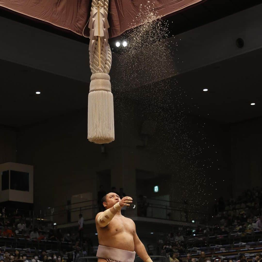 日本相撲協会さんのインスタグラム写真 - (日本相撲協会Instagram)「大相撲九州場所四日目！ #明生 がご当所の場所で大関#貴景勝 を破り、今場所初白星を挙げた！  本日は塩まき特集です。 力士それぞれの塩のまき方にも是非ご注目下さい！  #豊昇龍 #大栄翔 #琴ノ若 #北勝富士 #正代 #明生 #髙安 #熱海富士 #琴恵光 #天空海   @sumokyokai  #大相撲 #sumo #相撲 #力士 #お相撲さん #japanphoto #sumowrestlers #japanculture  #九州場所 #11月場所 #十一月場所 #福岡国際センター」11月15日 19時36分 - sumokyokai