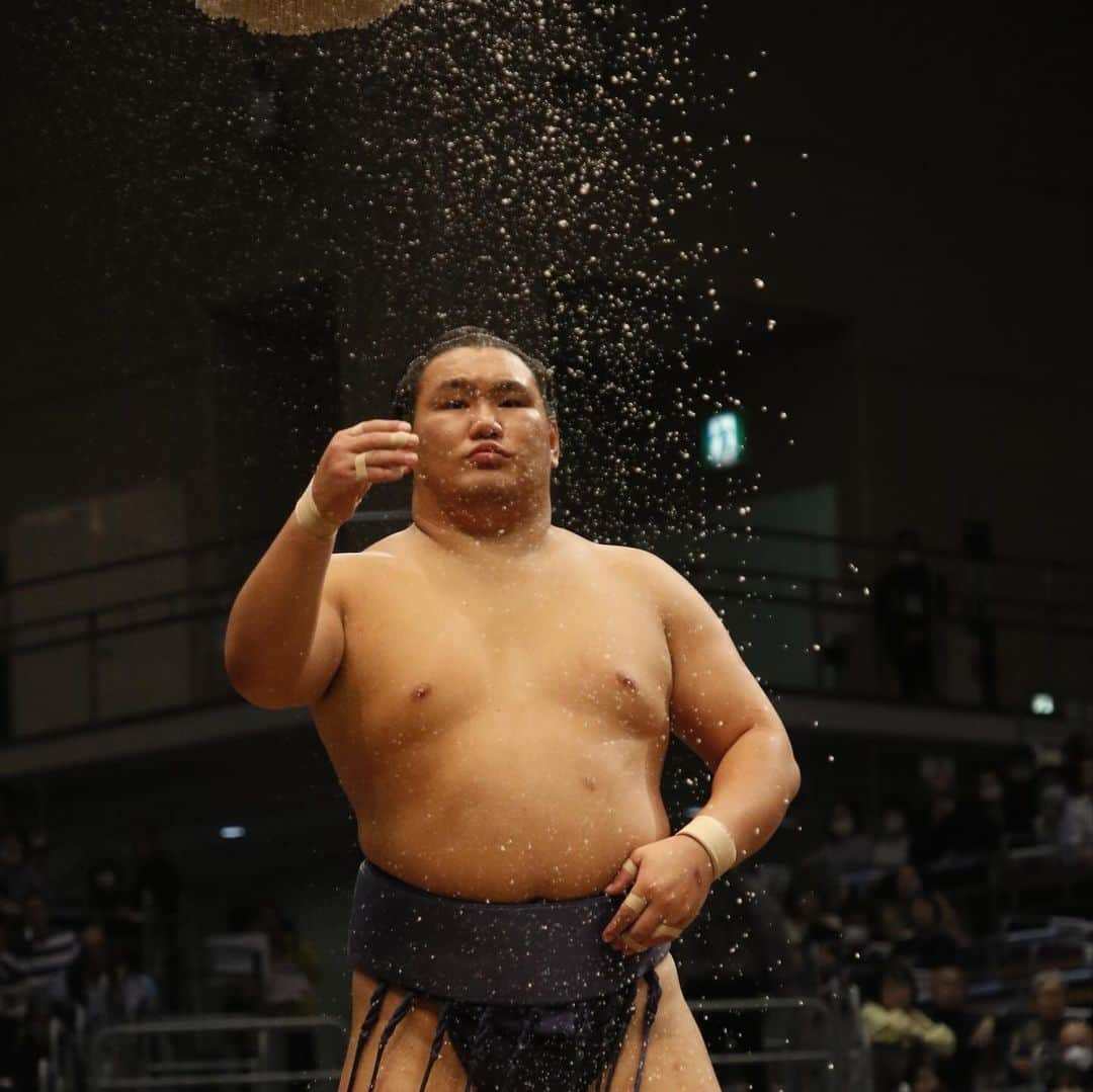 日本相撲協会さんのインスタグラム写真 - (日本相撲協会Instagram)「大相撲九州場所四日目！ #明生 がご当所の場所で大関#貴景勝 を破り、今場所初白星を挙げた！  本日は塩まき特集です。 力士それぞれの塩のまき方にも是非ご注目下さい！  #豊昇龍 #大栄翔 #琴ノ若 #北勝富士 #正代 #明生 #髙安 #熱海富士 #琴恵光 #天空海   @sumokyokai  #大相撲 #sumo #相撲 #力士 #お相撲さん #japanphoto #sumowrestlers #japanculture  #九州場所 #11月場所 #十一月場所 #福岡国際センター」11月15日 19時36分 - sumokyokai