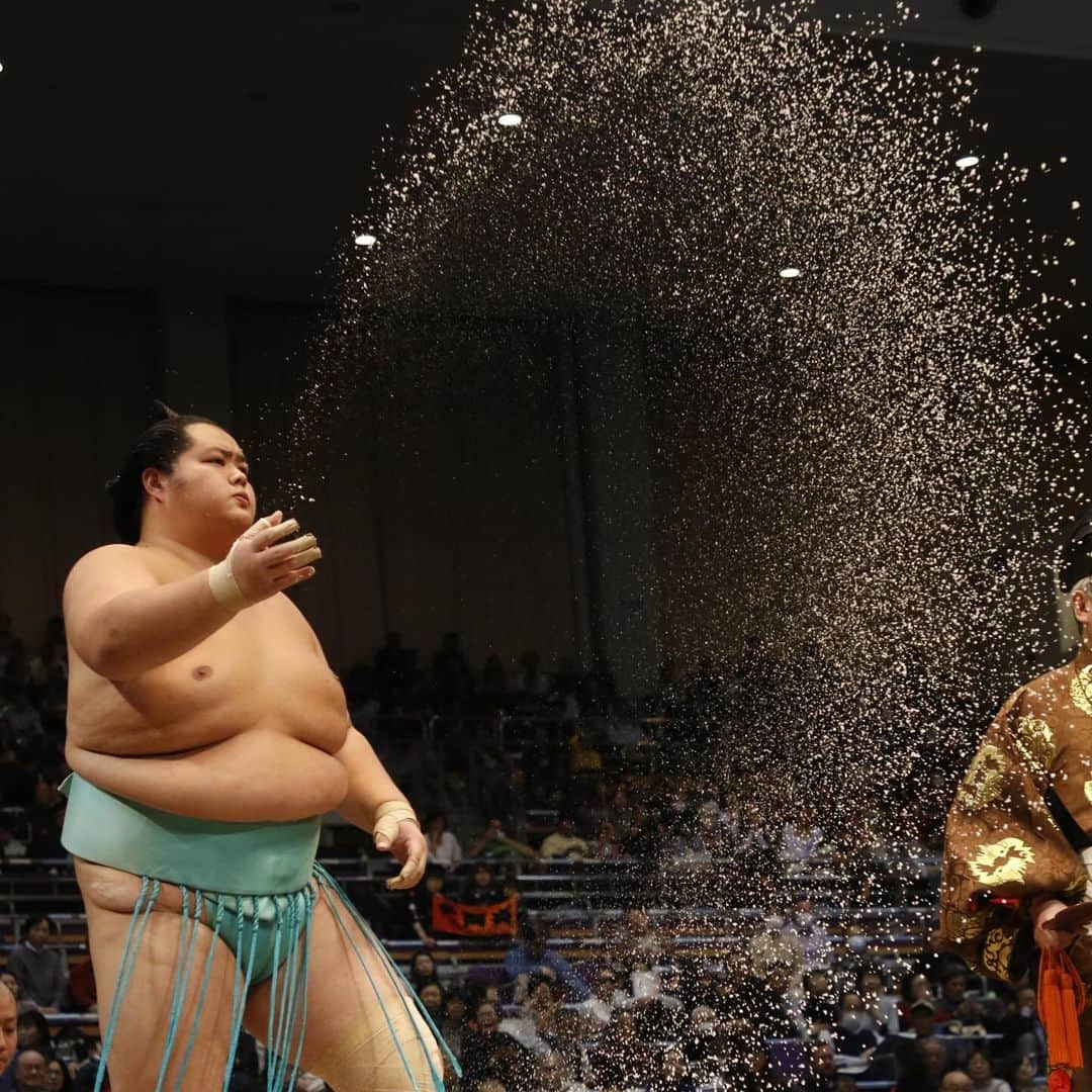 日本相撲協会さんのインスタグラム写真 - (日本相撲協会Instagram)「大相撲九州場所四日目！ #明生 がご当所の場所で大関#貴景勝 を破り、今場所初白星を挙げた！  本日は塩まき特集です。 力士それぞれの塩のまき方にも是非ご注目下さい！  #豊昇龍 #大栄翔 #琴ノ若 #北勝富士 #正代 #明生 #髙安 #熱海富士 #琴恵光 #天空海   @sumokyokai  #大相撲 #sumo #相撲 #力士 #お相撲さん #japanphoto #sumowrestlers #japanculture  #九州場所 #11月場所 #十一月場所 #福岡国際センター」11月15日 19時36分 - sumokyokai