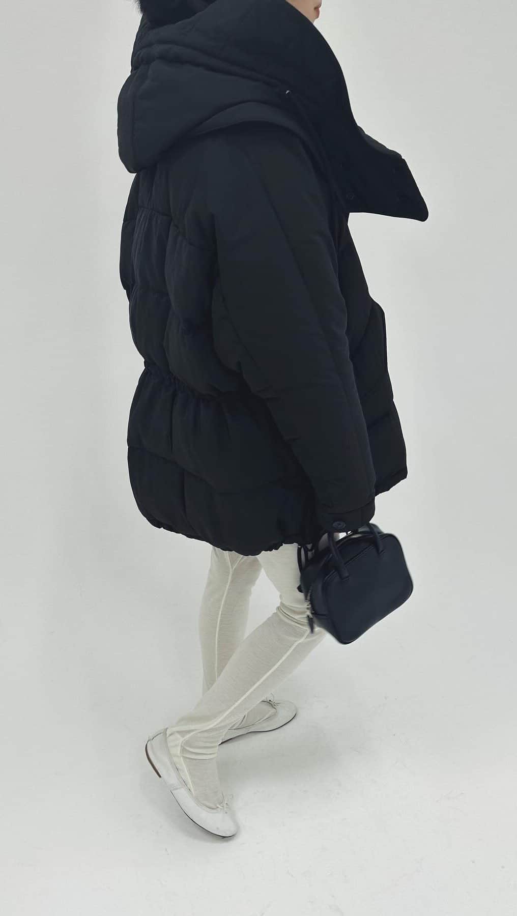 エディットフォールルのインスタグラム：「. vachement 11.17 11:00 new in❄️  short down coat col:ecru,black ¥86,900 tax in  アウターウェアのみを展開する日本のブランドVACHEMENT ダウン&フェザー入りで暖かく、表地には適度な張り感と美しい光沢を持つタフタとシルク素材が使用されております。 フラップ付きのポケットとウエストドロストが、ほどよいアクセントになります。 ドルマンスリーブのデザインで肩を大きく見せず、すっきりとした印象に。着こなしのアレンジも楽しめる1着です。」