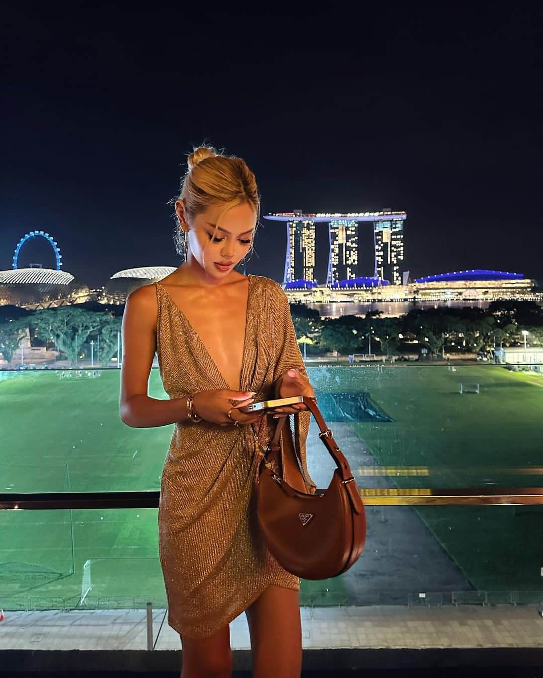 リリーマイマックのインスタグラム：「Don’t call just text me. I’m in Singapore with @revolve #revolvearoundtheworld 📞」