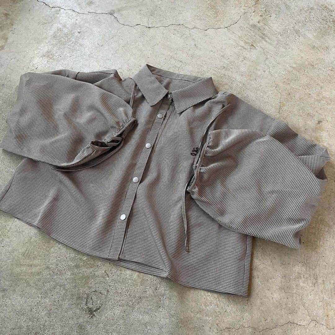 イタフラ（ナチュラル服のイタフラ）さんのインスタグラム写真 - (イタフラ（ナチュラル服のイタフラ）Instagram)「@italietofrance_official ☜サブ垢。  ジーユー神アイテムと 新作のブラウスを合わせてみました🍂  ブラウスはデザインが高見えで こだわりの詰まった一枚です🔖  秋っぽカラーも魅力の一つ。 よろしくお願いします💨  @italietofrance  ✔︎オータムセール開催中  袖シャーリングブラウス☞イタフラ ハートデザインデニムパンツ☞イタフラ プリーツパンツ☞しまむら ストレートパンツ☞grl バッグと靴☞ジーユー  #GU#gu購入品 #guコーデ #ジーユー#ジーユーコーデ #ジーユー購入品 #UNIQLO#ユニクロ#しまパト #しまむら#しまむら購入品 #しまむらコーデ #しまむらパトロール #zara #ザラ#wego#honeys#grl#grl購入品 #grlコーデ #グレイル #グレイル購入品 #グレイルコーデ #秋冬コーデ#プチプラコーデ #プチプラ部#置き画#脚を出さないコーデ #足を出さないコーデ #真似しやすいコーデ」11月15日 19時39分 - italietofrance