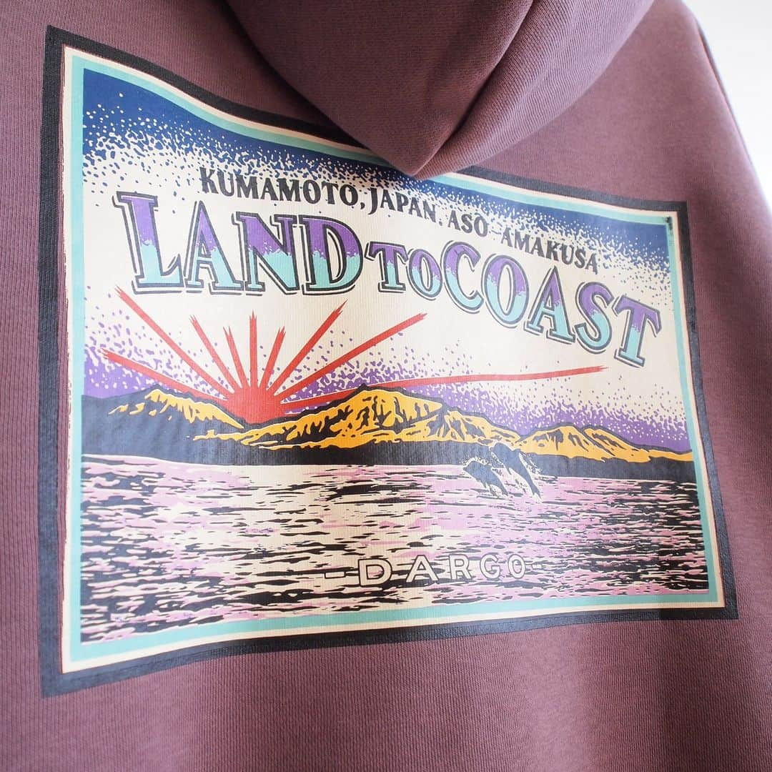 DARGO T-shirt &Sign Artさんのインスタグラム写真 - (DARGO T-shirt &Sign ArtInstagram)「【DARGO】 L2C "日の出" Mid Weight Wide Pull Over Hoodie color：8月の夕陽, 5月の朝陽 size：M-WIDE, L-WIDE, XL-WIDE price：11000yen (in tax) シルクスクリーン9版構成  　 今週末の九州蚤の市にて日の出ワイドパーカー2カラー全サイズを並べます。 　 シルクスクリーン9版構成の大型アイテムで、ずっと再販のお声が絶えないロングセラー。 　 是非、会場にて直接ご覧くださいませ！ 　  #dargojapan #dargo2023aw #sweathoodie #kumamotocity #kumamoto #ダーゴ #アメカジ #スウェットコーデ #スウェットスタイル #パーカー #パーカーコーデ #熊本 #熊本市 #熊本tシャツ」11月15日 19時39分 - dargo_japan