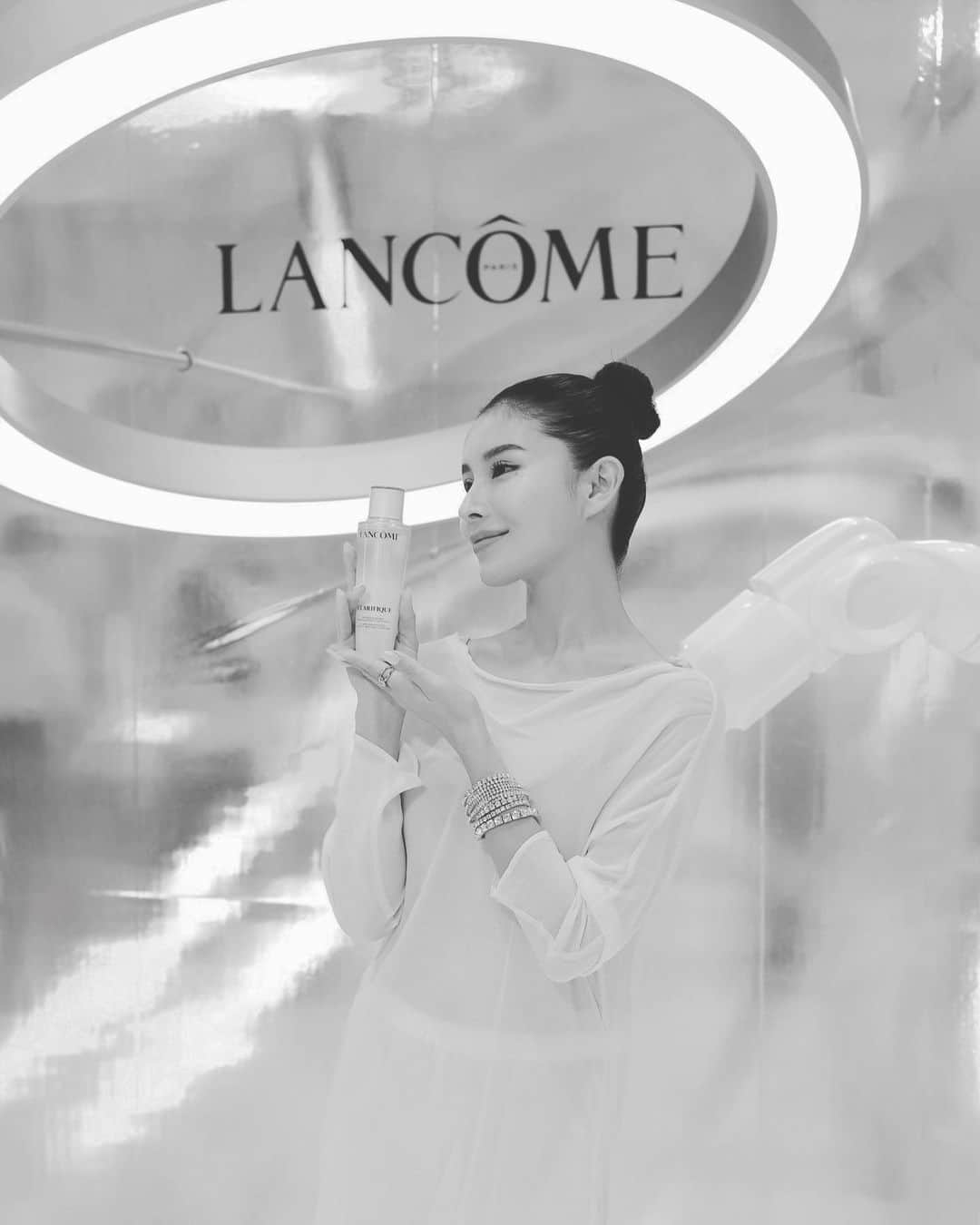 MIRINさんのインスタグラム写真 - (MIRINInstagram)「@lancomeofficial からリニューアルされた「クラリフィック デュアル エッセンス ローション EX」 この冬、保湿と角質ケアを両立していきたい方に とてもピッタリな化粧水🫧  #PR #クラリフィック #満たされ透明肌 #lancomeskincare」11月15日 19時39分 - mirinofficial__