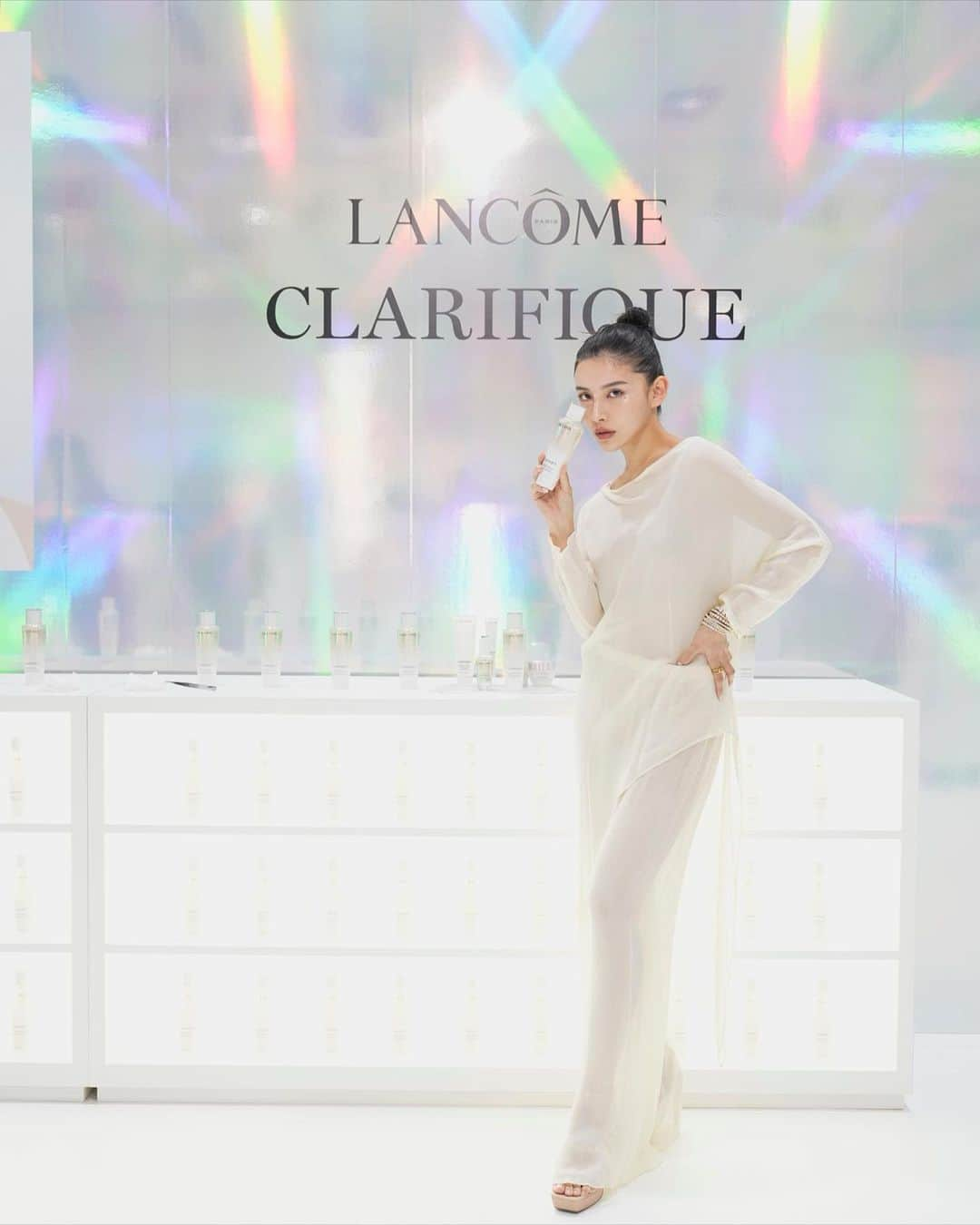 MIRINさんのインスタグラム写真 - (MIRINInstagram)「@lancomeofficial からリニューアルされた「クラリフィック デュアル エッセンス ローション EX」 この冬、保湿と角質ケアを両立していきたい方に とてもピッタリな化粧水🫧  #PR #クラリフィック #満たされ透明肌 #lancomeskincare」11月15日 19時39分 - mirinofficial__