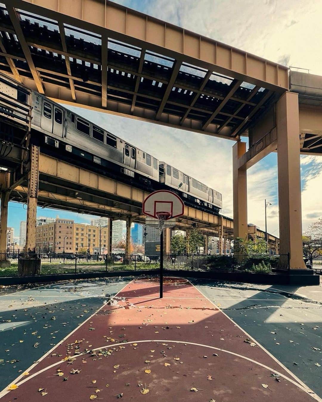FIBAのインスタグラム：「Drop a like if you would love to play here 🏀 ❤️  📍Chicago, USA 🇺🇸  📸 @shotoftheglass (h/t @protecthomecourt)」