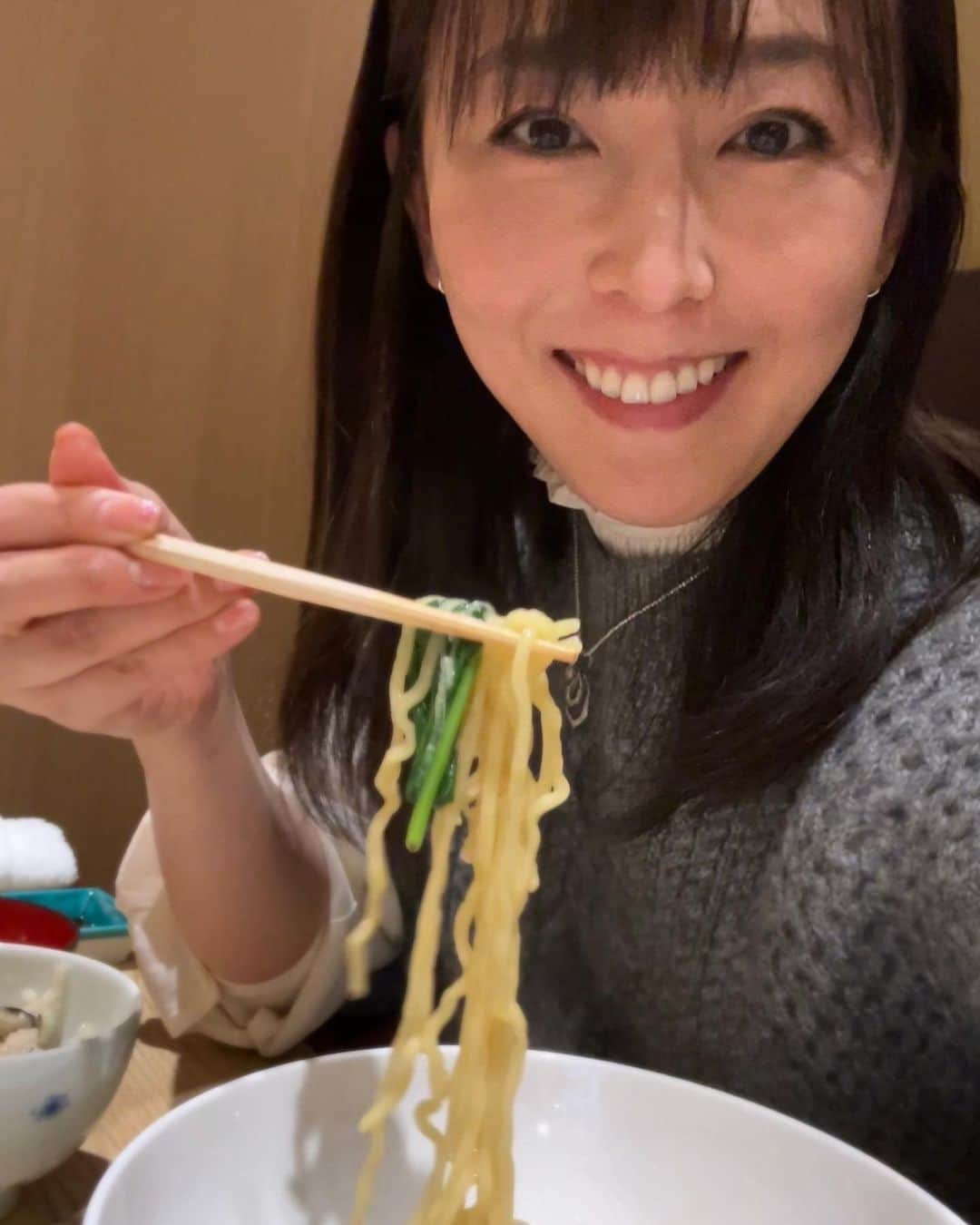 伊藤えみさんのインスタグラム写真 - (伊藤えみInstagram)「「食欲の秋」と同じくらい、私の中の「スポーツの秋」にも頑張ってもらおうと、先月ジムに再入会したんだけど……手続き当日に利用したっきりになっている。「無駄遣いの秋」は避けなくちゃ。ジム代でラーメン何杯食べられるかって話だもんね！……ってメンタルが完全に「食欲の秋」。  #食欲の秋 #スポーツの秋 #ラーメンの秋 #なにの秋？ #伊藤えみ #ジム入会しただけでは痩せない」11月15日 19時42分 - itoemi1019