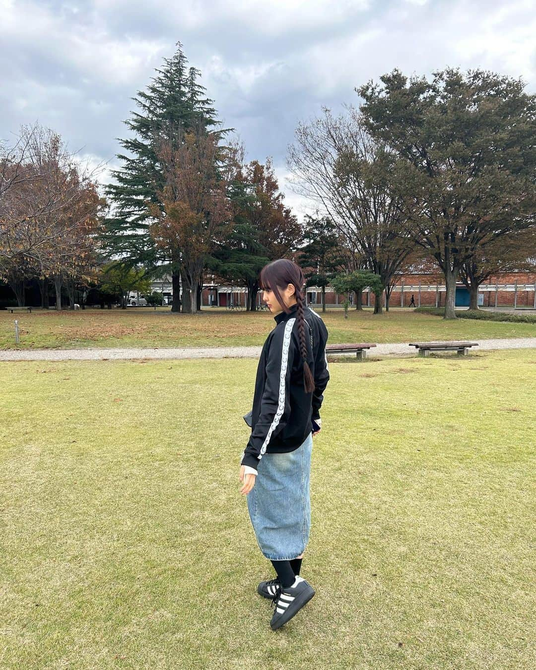 きりざきまいさんのインスタグラム写真 - (きりざきまいInstagram)「. @fredperry のトランクジャケットきゃわすぎる🌿🖤 Jacket @fredperry  Tops @moussyofficial  Skirt @shein_japan  Shoes @adidastokyo  Bag @maisonmargiela  #マイコーデシュウ」11月15日 19時43分 - imo_stagram10