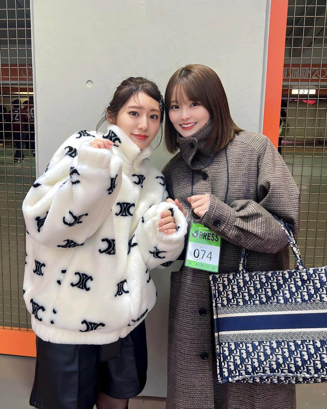 吉田恵美のインスタグラム：「急に寒い🥶 今季残りの試合は、観戦にコート必須ですね！！⚽️  #サッカー #jリーグ #浦和レッズ #埼玉スタジアム」